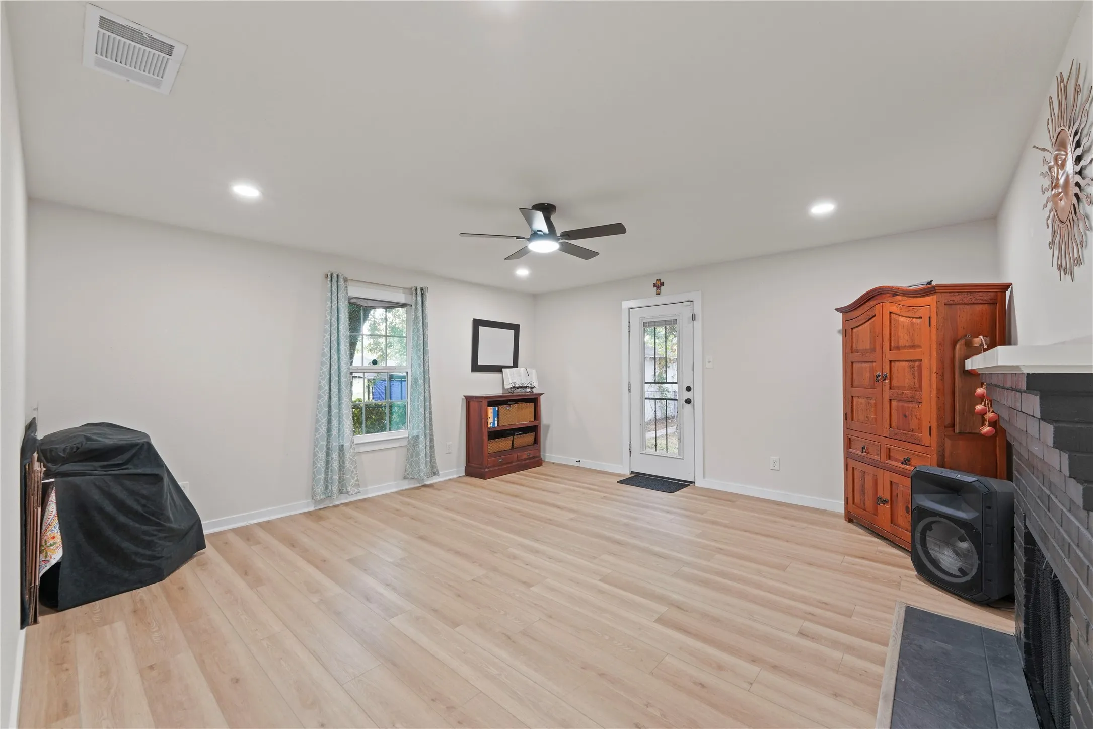 Single Family Residence For Sale in Dallas County , 9209 Palisade Drive, Dallas, Texas 75217, 4 Bedroom, 2 Bathroom, 2 Garage spaces, 1,820 Sqft, built in 1958, mls#21316658, Real Estate Agent in Dallas, Homes For Sale in Dallas county, Homes For Sale in Dallas, Realtor in Dallas Texas, Real Estate Brokerage Independent Realty Texas, Luminita Cordes Realtor