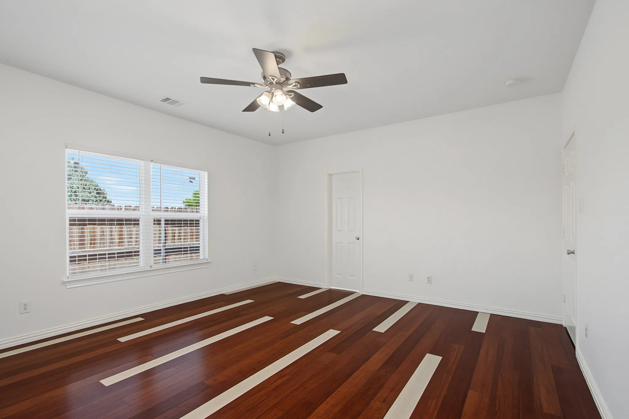 Single Family Residence For Sale in Tarrant County , 1501 Kingfisher Drive, Fort Worth, Texas 76131, 5 Bedroom, 4 Bathroom, 2 Garage spaces, 2,740 Sqft, built in 2005, mls#21317974, Real Estate Agent in Fort Worth, Homes For Sale in Tarrant county, Homes For Sale in Fort Worth, Realtor in Fort Worth Texas, Real Estate Brokerage Independent Realty Texas, Luminita Cordes Realtor