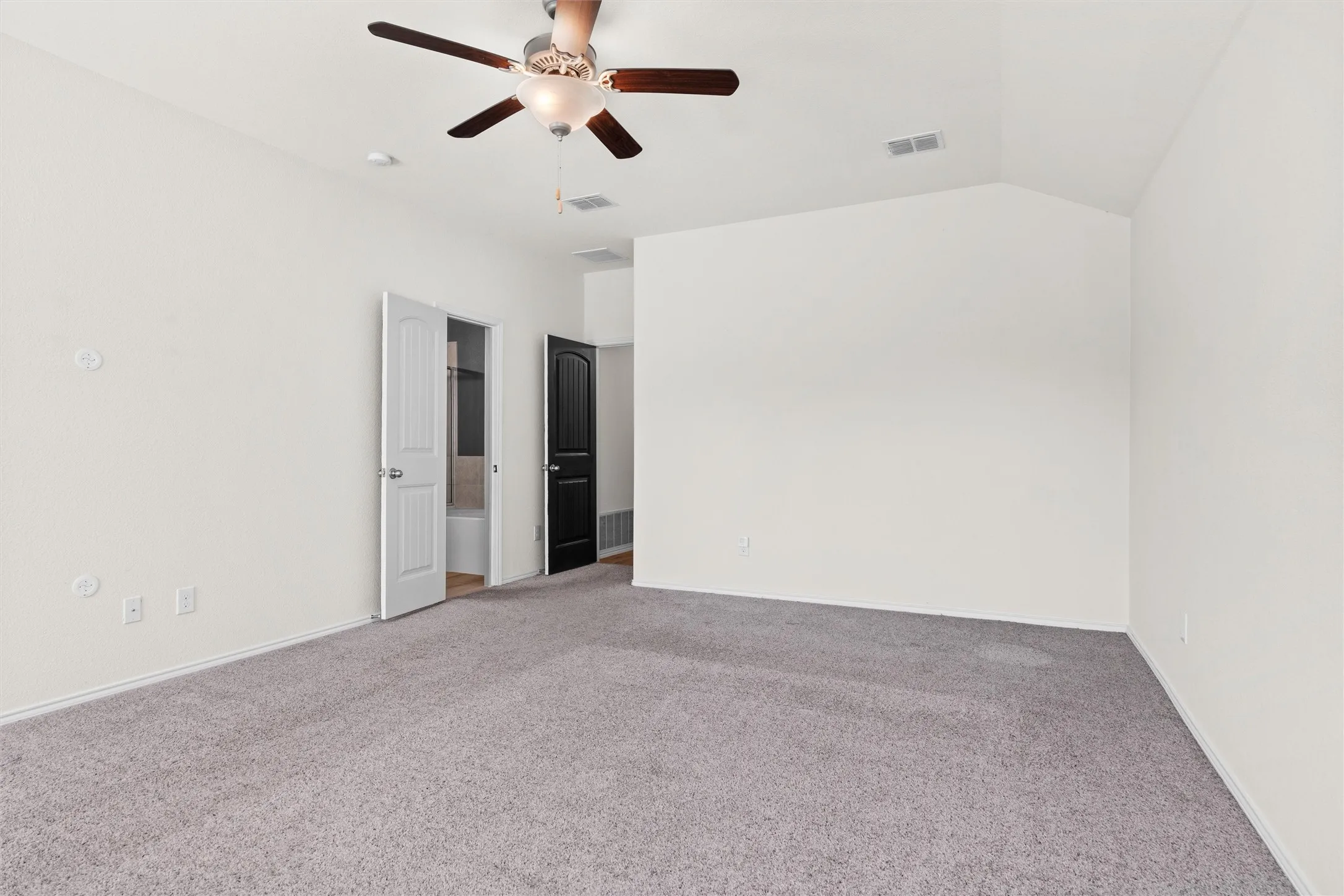 The perfect layout setup. From the primary bedroom, you have direct, private access to your ensuite bathroom and an oversized walk-in closet. The striking contrast of the crisp white doors against the neutral walls gives this suite a sleek, high-end look.
Tags: #FloorPlan #MasterSuite #InteriorFlow #ModernHome #DFWRentals