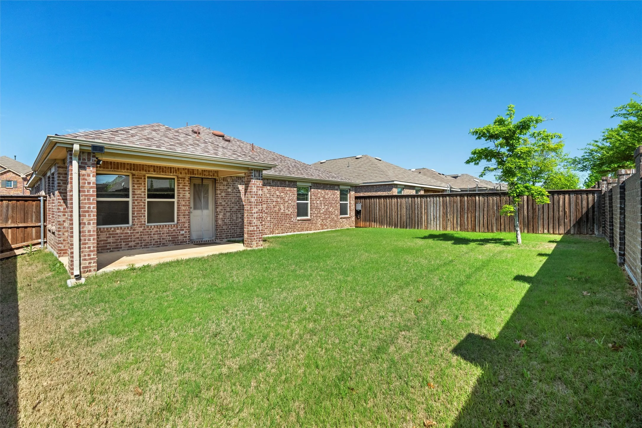 Welcome to your private, fully fenced outdoor oasis! This massive green lawn offers endless space for weekend BBQs, outdoor games, or letting your furry friends run free. It features a covered concrete patio perfect for your outdoor furniture and a young shade tree to keep things cool.
Tags: #BackyardGoals #CoveredPatio #TexasBackyard #PetFriendly #OutdoorLiving