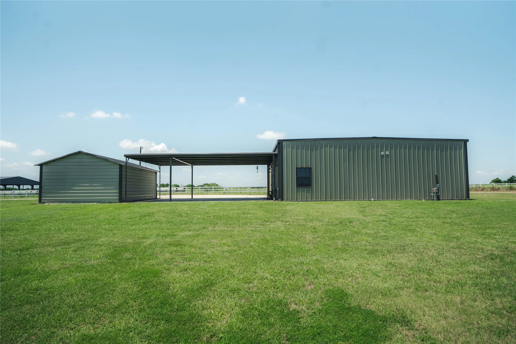Rear view of Barndo, Carpot. Garage