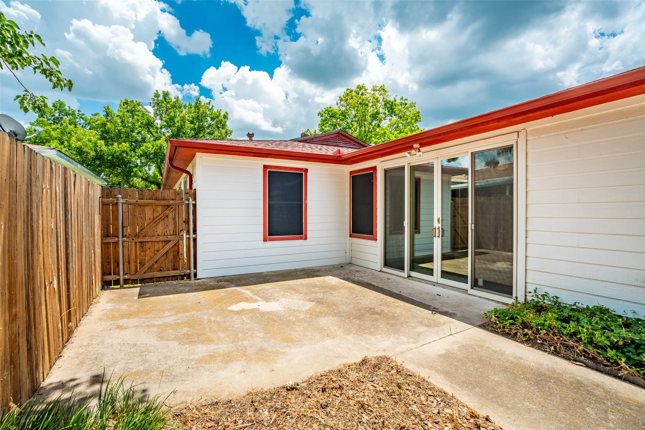 Single Family Residence For Sale in Grayson County , 219 W Wilson Avenue, Sherman, Texas 75090, 3 Bedroom, 2 Bathroom, 2 Garage spaces, 1,723 Sqft, built in 1955, mls#21314941, Real Estate Agent in Sherman, Homes For Sale in Grayson county, Homes For Sale in Sherman, Realtor in Sherman Texas, Real Estate Brokerage Independent Realty Texas, Luminita Cordes Realtor