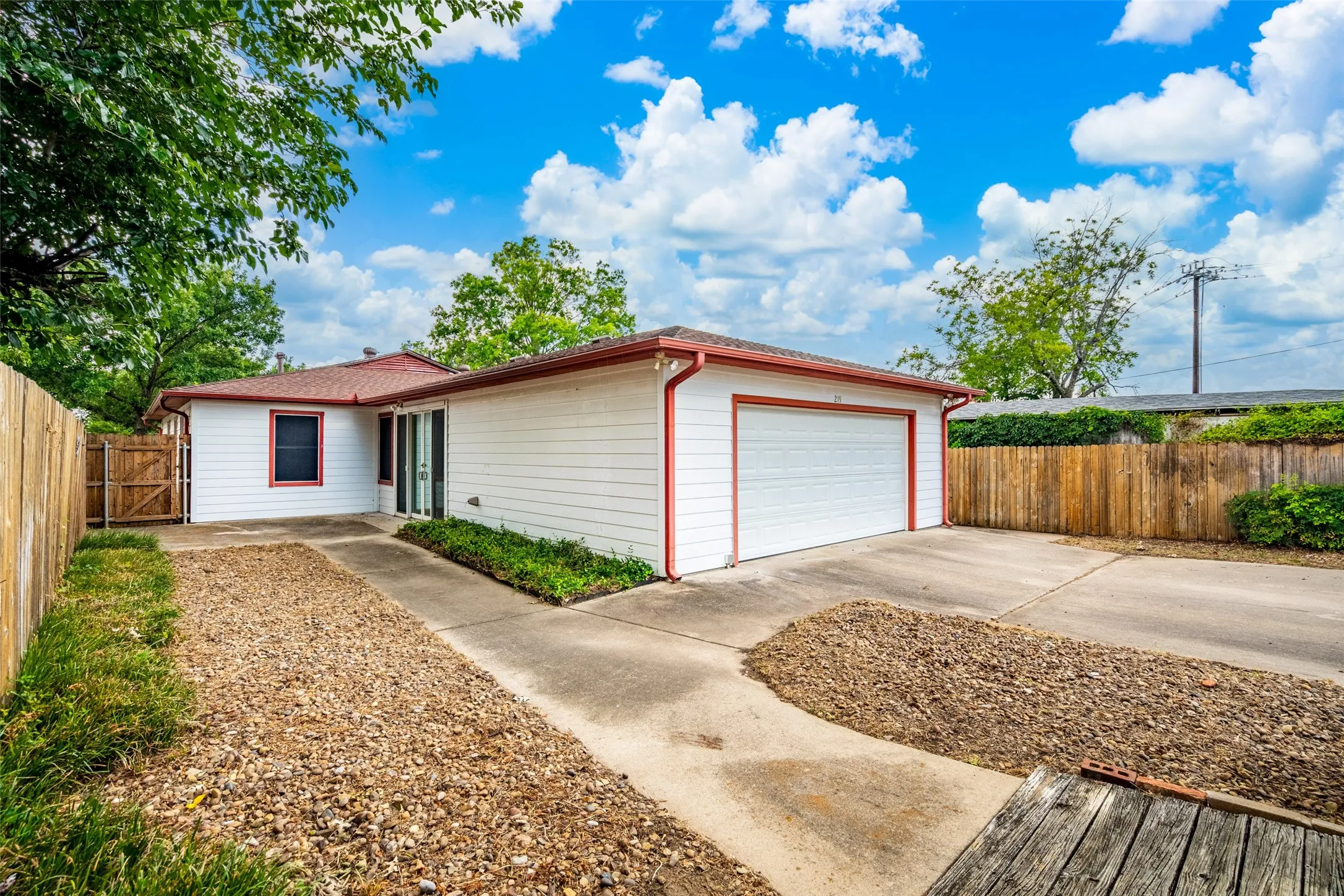 Single Family Residence For Sale in Grayson County , 219 W Wilson Avenue, Sherman, Texas 75090, 3 Bedroom, 2 Bathroom, 2 Garage spaces, 1,723 Sqft, built in 1955, mls#21314941, Real Estate Agent in Sherman, Homes For Sale in Grayson county, Homes For Sale in Sherman, Realtor in Sherman Texas, Real Estate Brokerage Independent Realty Texas, Luminita Cordes Realtor