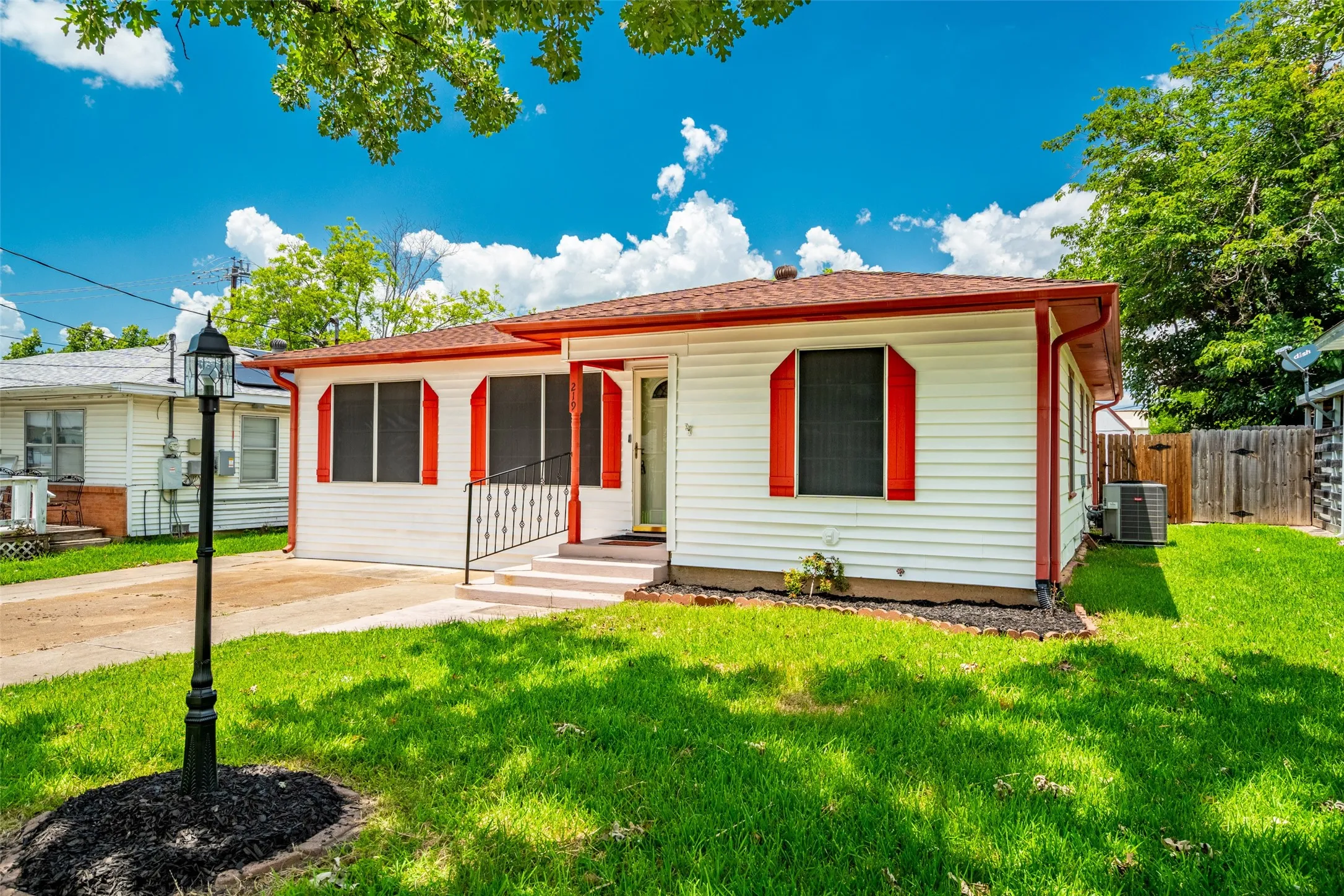 Single Family Residence For Sale in Grayson County , 219 W Wilson Avenue, Sherman, Texas 75090, 3 Bedroom, 2 Bathroom, 2 Garage spaces, 1,723 Sqft, built in 1955, mls#21314941, Real Estate Agent in Sherman, Homes For Sale in Grayson county, Homes For Sale in Sherman, Realtor in Sherman Texas, Real Estate Brokerage Independent Realty Texas, Luminita Cordes Realtor