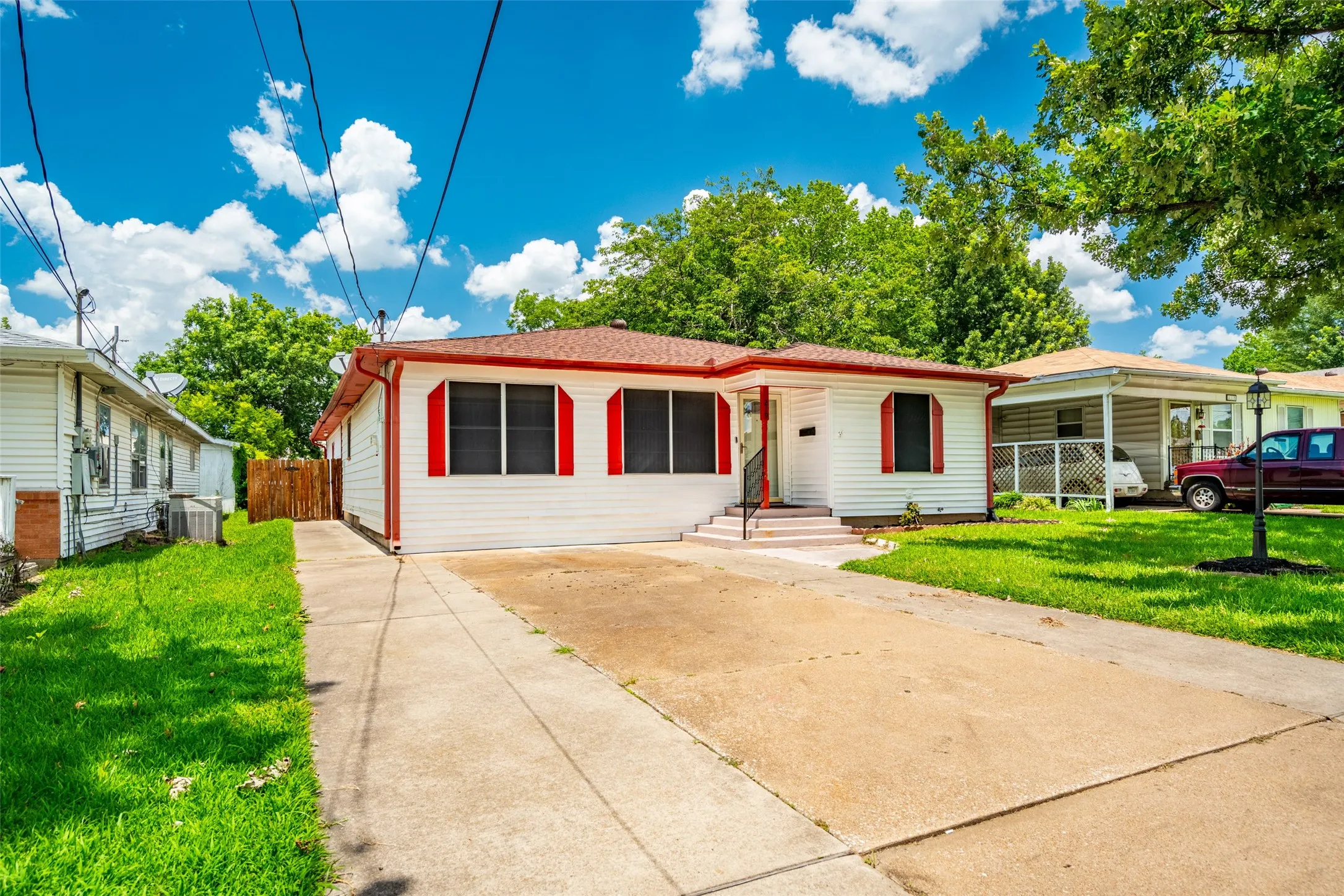 Single Family Residence For Sale in Grayson County , 219 W Wilson Avenue, Sherman, Texas 75090, 3 Bedroom, 2 Bathroom, 2 Garage spaces, 1,723 Sqft, built in 1955, mls#21314941, Real Estate Agent in Sherman, Homes For Sale in Grayson county, Homes For Sale in Sherman, Realtor in Sherman Texas, Real Estate Brokerage Independent Realty Texas, Luminita Cordes Realtor