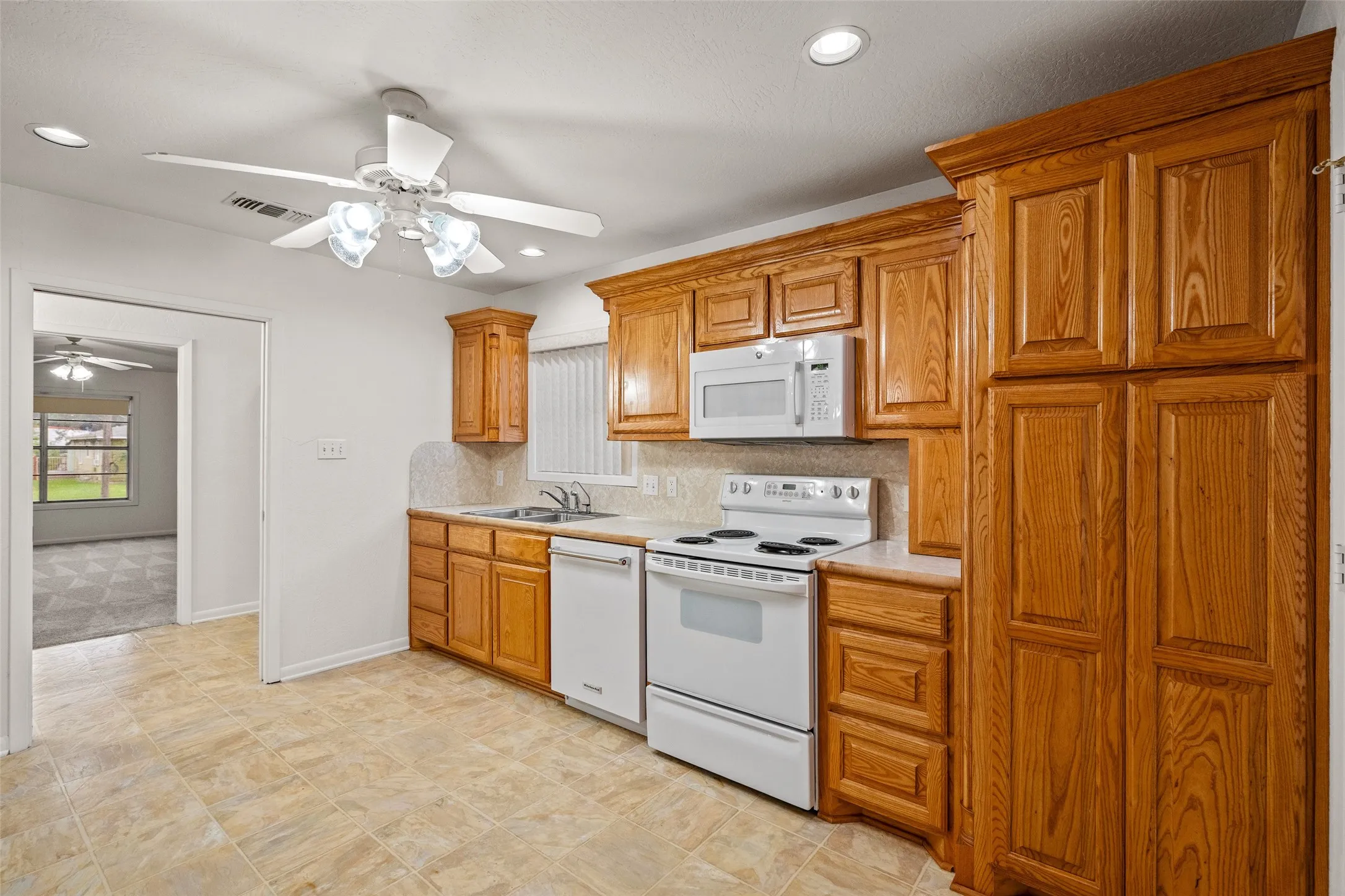 Single Family Residence For Sale in Grayson County , 219 W Wilson Avenue, Sherman, Texas 75090, 3 Bedroom, 2 Bathroom, 2 Garage spaces, 1,723 Sqft, built in 1955, mls#21314941, Real Estate Agent in Sherman, Homes For Sale in Grayson county, Homes For Sale in Sherman, Realtor in Sherman Texas, Real Estate Brokerage Independent Realty Texas, Luminita Cordes Realtor