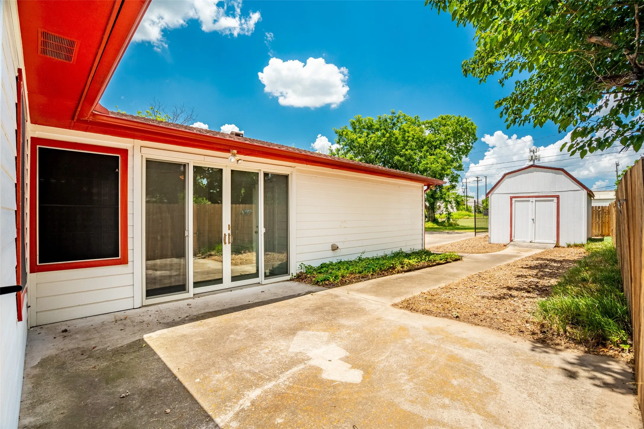 Single Family Residence For Sale in Grayson County , 219 W Wilson Avenue, Sherman, Texas 75090, 3 Bedroom, 2 Bathroom, 2 Garage spaces, 1,723 Sqft, built in 1955, mls#21314941, Real Estate Agent in Sherman, Homes For Sale in Grayson county, Homes For Sale in Sherman, Realtor in Sherman Texas, Real Estate Brokerage Independent Realty Texas, Luminita Cordes Realtor