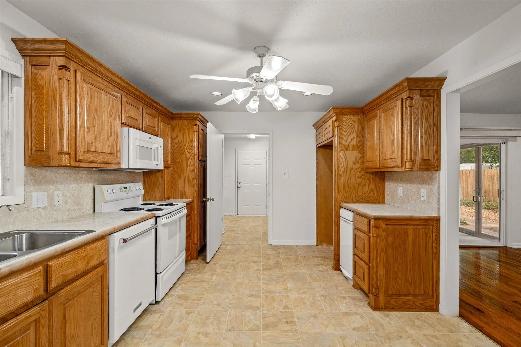 Single Family Residence For Sale in Grayson County , 219 W Wilson Avenue, Sherman, Texas 75090, 3 Bedroom, 2 Bathroom, 2 Garage spaces, 1,723 Sqft, built in 1955, mls#21314941, Real Estate Agent in Sherman, Homes For Sale in Grayson county, Homes For Sale in Sherman, Realtor in Sherman Texas, Real Estate Brokerage Independent Realty Texas, Luminita Cordes Realtor