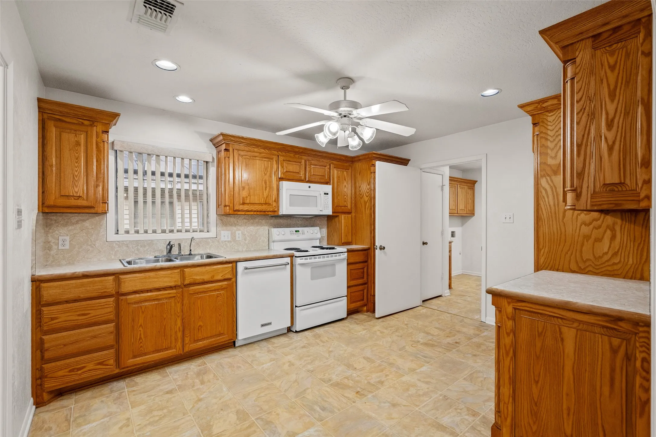 Single Family Residence For Sale in Grayson County , 219 W Wilson Avenue, Sherman, Texas 75090, 3 Bedroom, 2 Bathroom, 2 Garage spaces, 1,723 Sqft, built in 1955, mls#21314941, Real Estate Agent in Sherman, Homes For Sale in Grayson county, Homes For Sale in Sherman, Realtor in Sherman Texas, Real Estate Brokerage Independent Realty Texas, Luminita Cordes Realtor