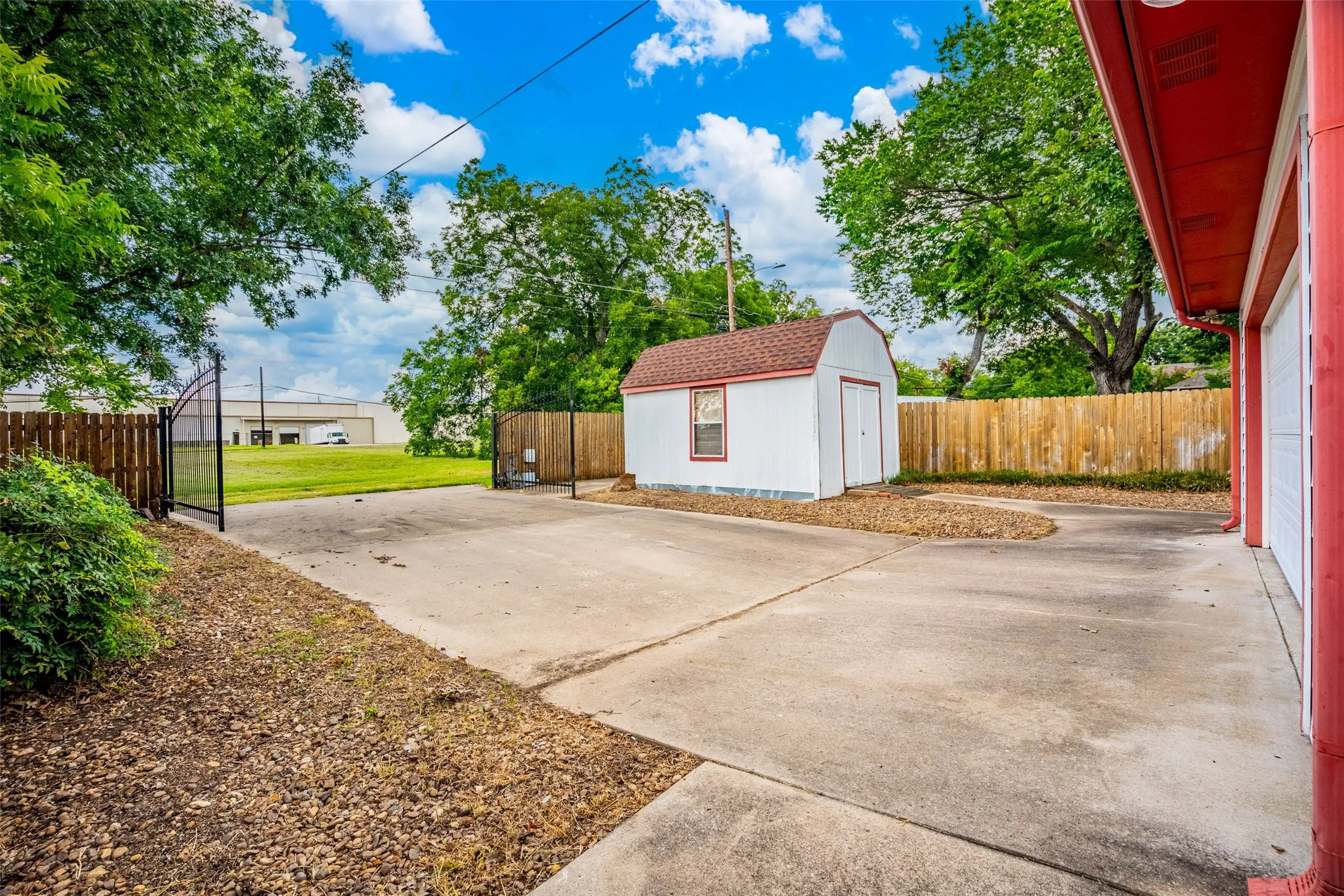 Single Family Residence For Sale in Grayson County , 219 W Wilson Avenue, Sherman, Texas 75090, 3 Bedroom, 2 Bathroom, 2 Garage spaces, 1,723 Sqft, built in 1955, mls#21314941, Real Estate Agent in Sherman, Homes For Sale in Grayson county, Homes For Sale in Sherman, Realtor in Sherman Texas, Real Estate Brokerage Independent Realty Texas, Luminita Cordes Realtor