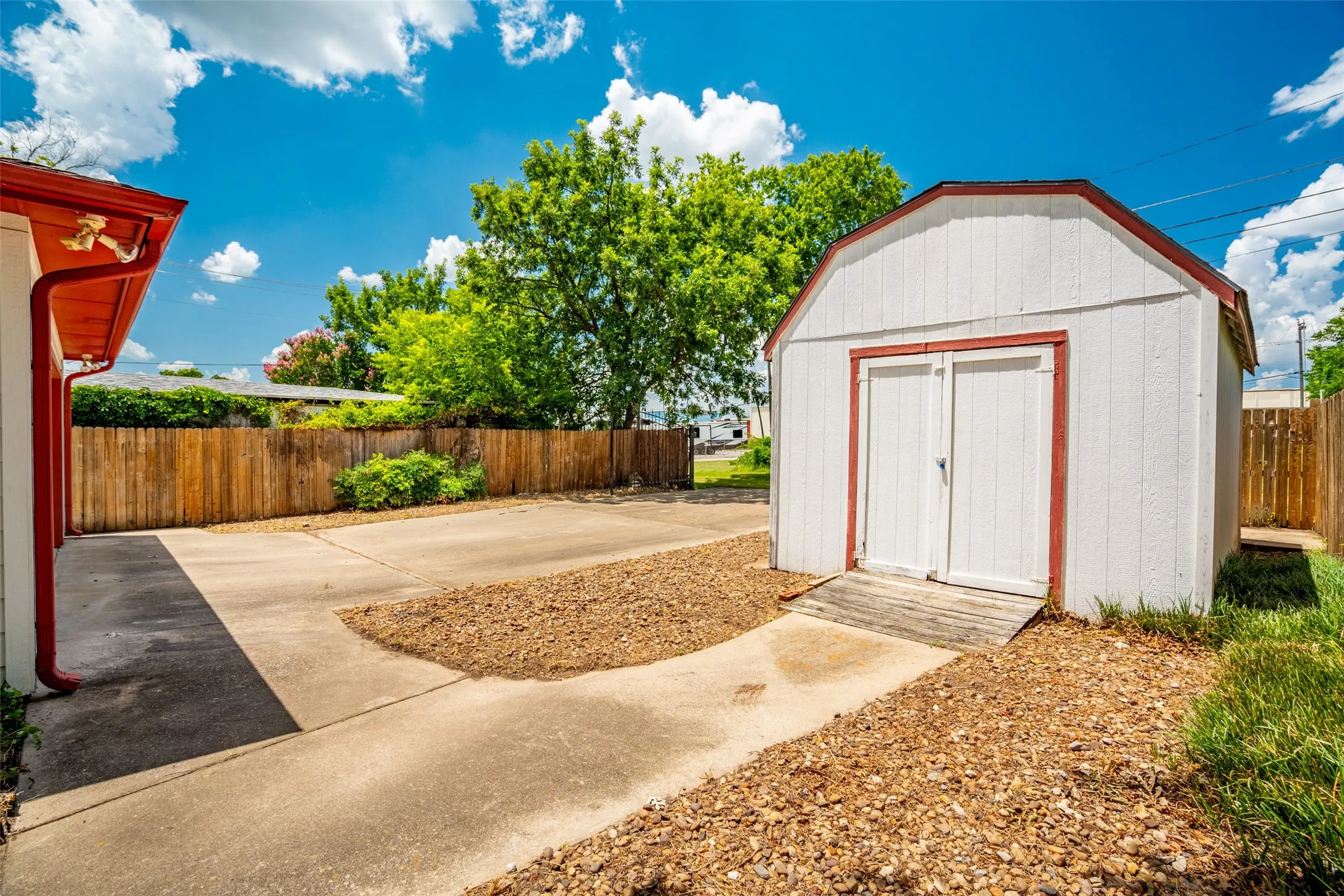 Single Family Residence For Sale in Grayson County , 219 W Wilson Avenue, Sherman, Texas 75090, 3 Bedroom, 2 Bathroom, 2 Garage spaces, 1,723 Sqft, built in 1955, mls#21314941, Real Estate Agent in Sherman, Homes For Sale in Grayson county, Homes For Sale in Sherman, Realtor in Sherman Texas, Real Estate Brokerage Independent Realty Texas, Luminita Cordes Realtor