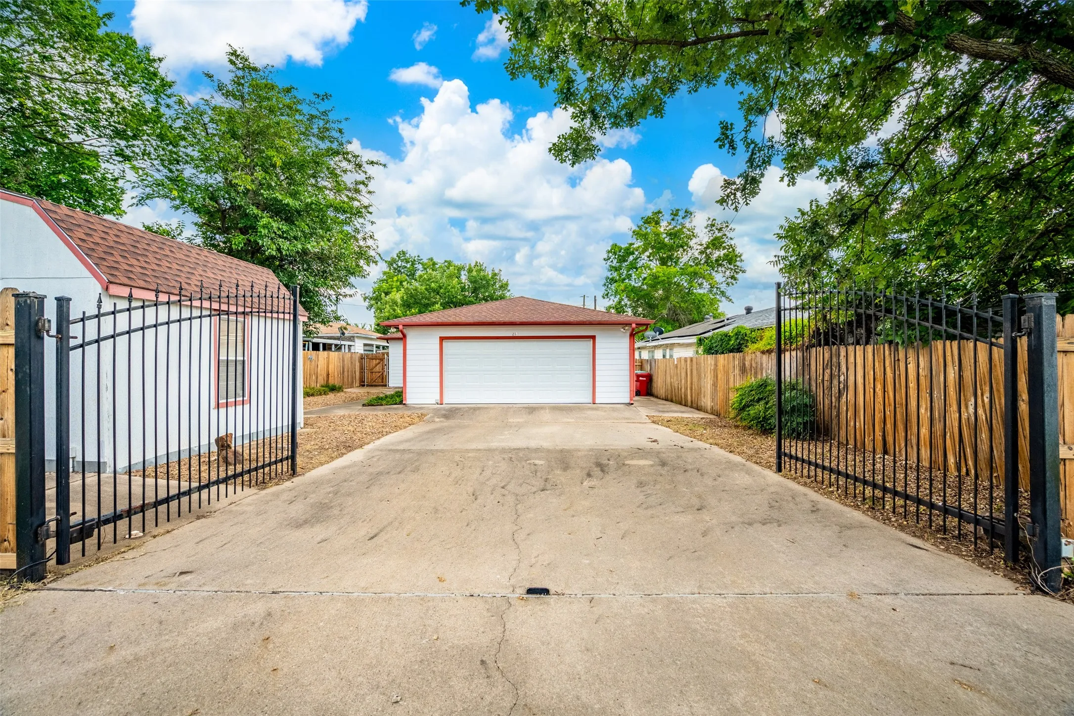 Single Family Residence For Sale in Grayson County , 219 W Wilson Avenue, Sherman, Texas 75090, 3 Bedroom, 2 Bathroom, 2 Garage spaces, 1,723 Sqft, built in 1955, mls#21314941, Real Estate Agent in Sherman, Homes For Sale in Grayson county, Homes For Sale in Sherman, Realtor in Sherman Texas, Real Estate Brokerage Independent Realty Texas, Luminita Cordes Realtor