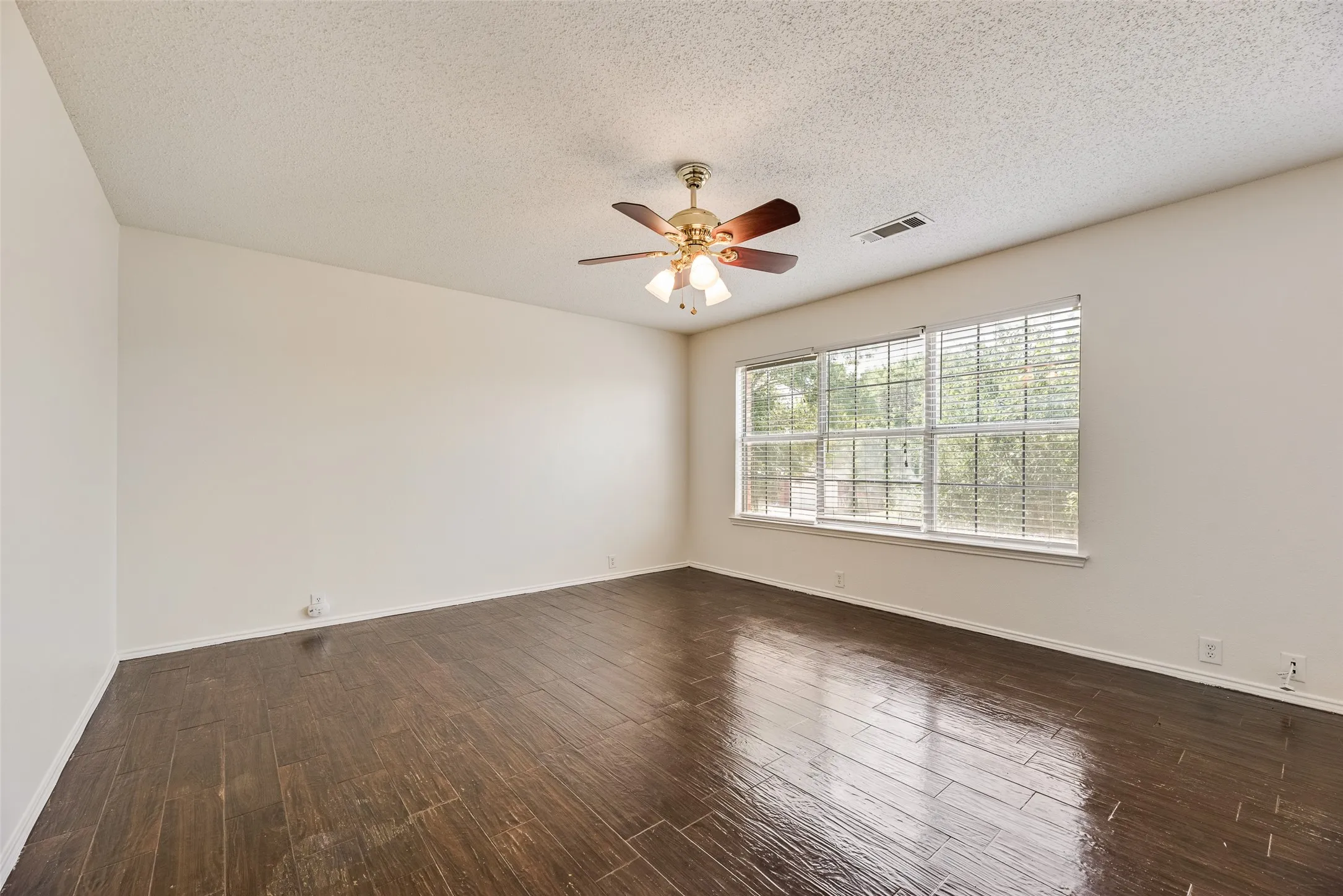 Single Family Residence For Rent in Denton County , 2309 Breanna Way, Little Elm, Texas 75068, 4 Bedroom, 3 Bathroom, 2 Garage spaces, 2,524 Sqft, built in 1999, mls#21318009, Real Estate Agent in Little Elm, Homes For Rent in Denton county, Homes For Rent in Little Elm, Realtor in Little Elm Texas, Real Estate Brokerage Independent Realty Texas, Luminita Cordes Realtor