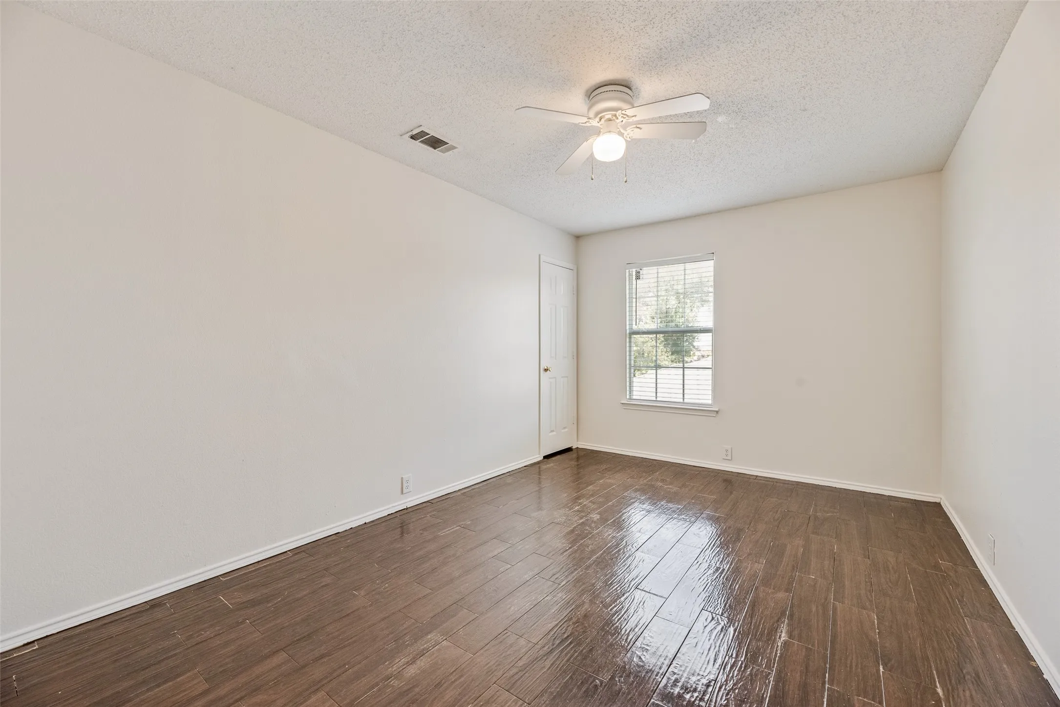 Single Family Residence For Rent in Denton County , 2309 Breanna Way, Little Elm, Texas 75068, 4 Bedroom, 3 Bathroom, 2 Garage spaces, 2,524 Sqft, built in 1999, mls#21318009, Real Estate Agent in Little Elm, Homes For Rent in Denton county, Homes For Rent in Little Elm, Realtor in Little Elm Texas, Real Estate Brokerage Independent Realty Texas, Luminita Cordes Realtor