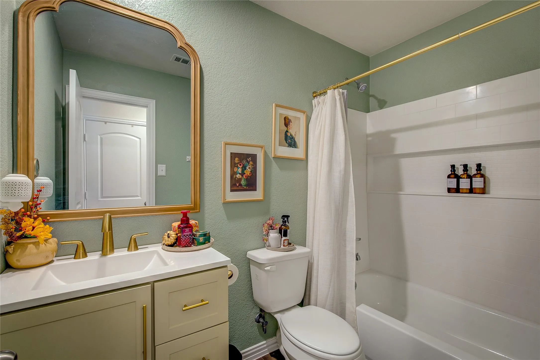 Single Family Residence For Sale in Hunt County , 1411 Hemphill Street, Greenville, Texas 75401, 3 Bedroom, 2 Bathroom, 2 Garage spaces, 1,028 Sqft, built in 2021, mls#21318001, Real Estate Agent in Greenville, Homes For Sale in Hunt county, Homes For Sale in Greenville, Realtor in Greenville Texas, Real Estate Brokerage Independent Realty Texas, Luminita Cordes Realtor