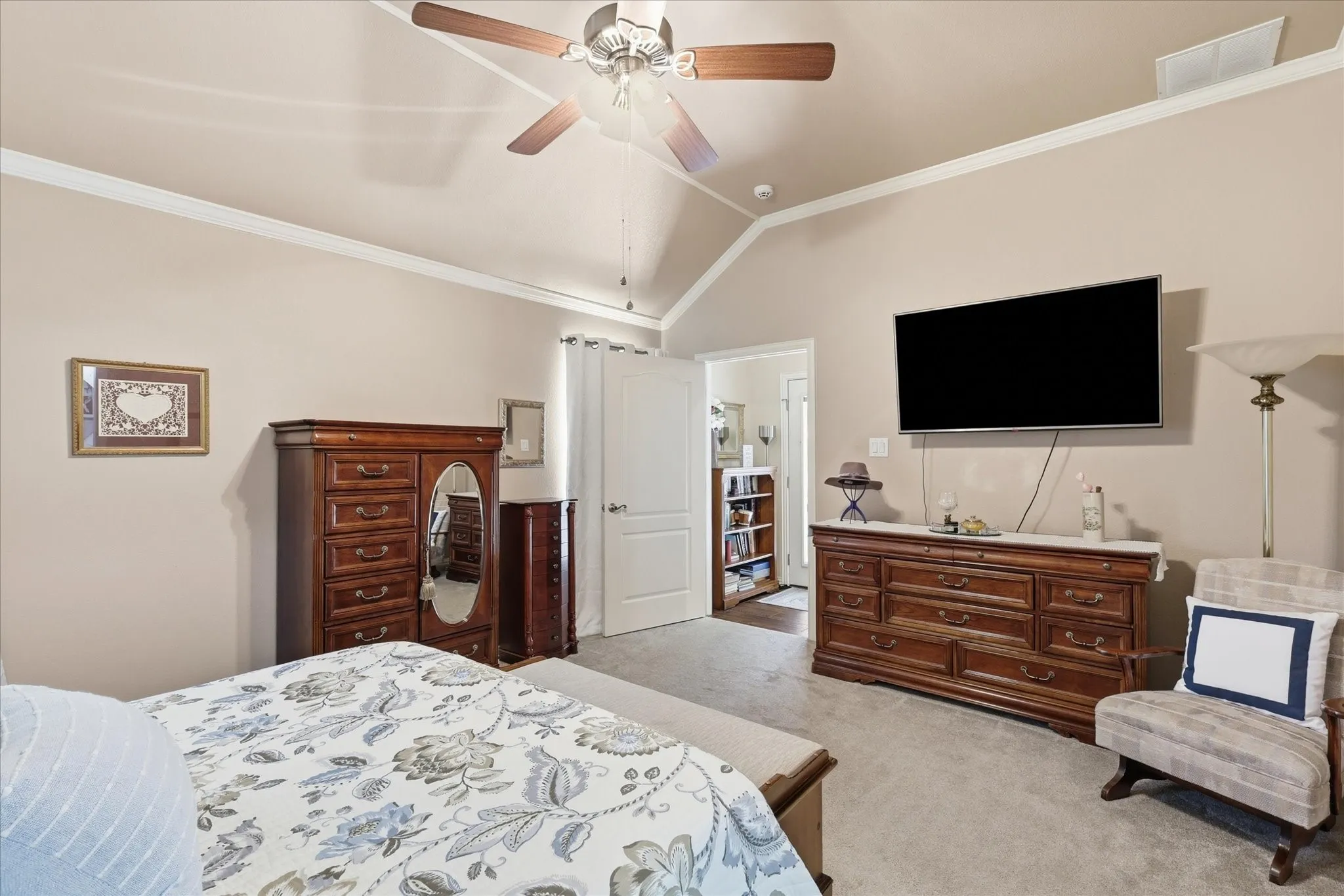 Vaulted ceiling with crown molding and ceiling fan