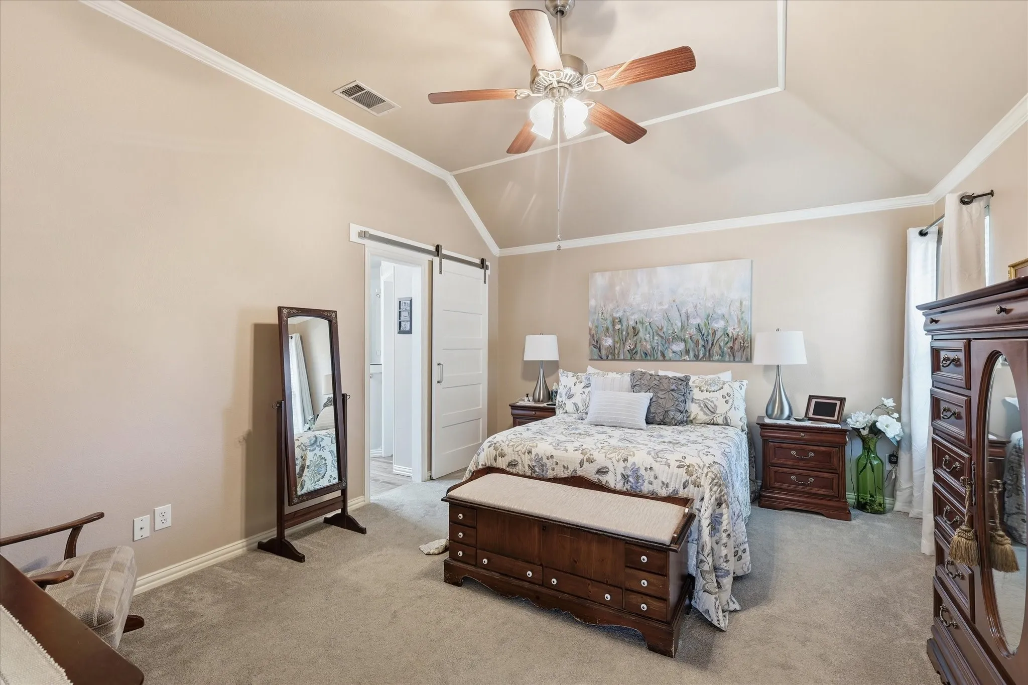 Vaulted ceiling with crown molding and ceiling fan