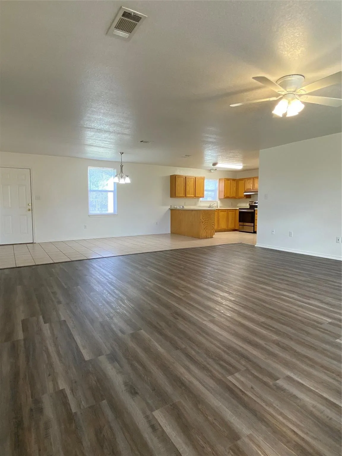 Single Family Residence For Sale in Hood County , 4406 Bobbie Ann Drive, Granbury, Texas 76049, 3 Bedroom, 2 Bathroom, 2 Garage spaces, 1,626 Sqft, built in 2005, mls#21318021, Real Estate Agent in Granbury, Homes For Sale in Hood county, Homes For Sale in Granbury, Realtor in Granbury Texas, Real Estate Brokerage Independent Realty Texas, Luminita Cordes Realtor