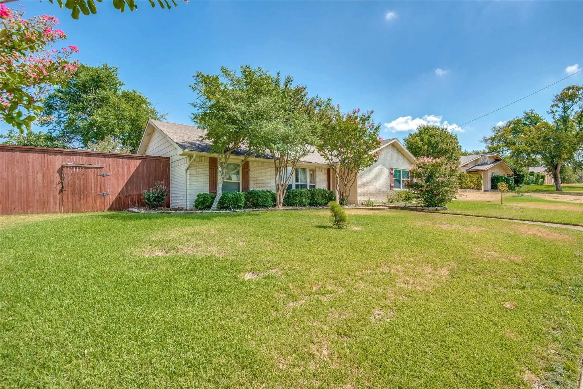 Single Family Residence For Rent in Dallas County , 6607 Roundrock Road, Dallas, Texas 75248, 3 Bedroom, 2 Bathroom, 2 Garage spaces, 2,369 Sqft, built in 1970, mls#21315427, Real Estate Agent in Dallas, Homes For Rent in Dallas county, Homes For Rent in Dallas, Realtor in Dallas Texas, Real Estate Brokerage Independent Realty Texas, Luminita Cordes Realtor