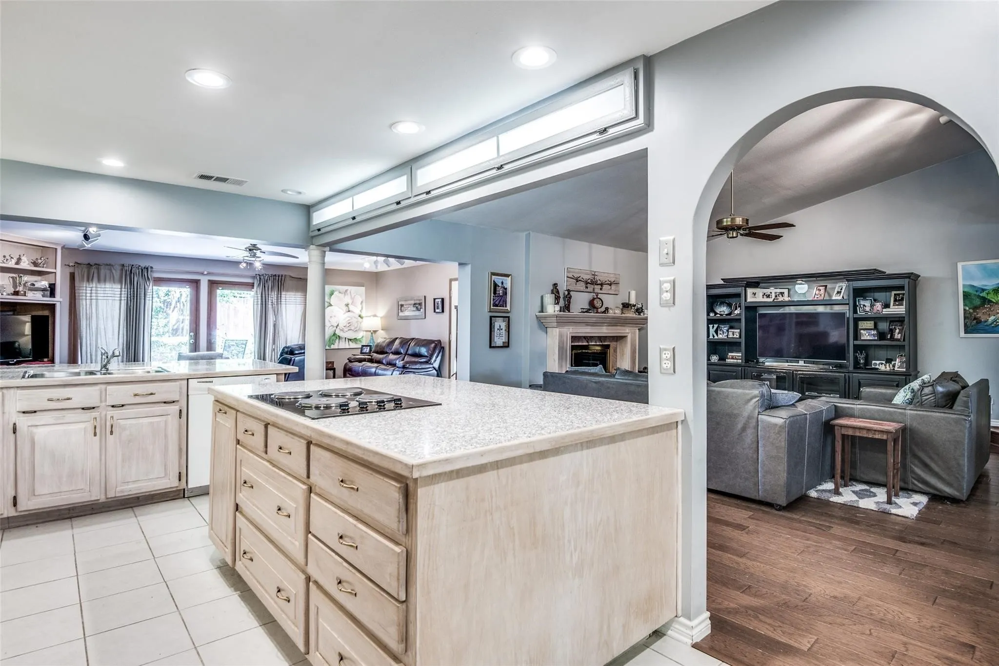 Single Family Residence For Rent in Dallas County , 6607 Roundrock Road, Dallas, Texas 75248, 3 Bedroom, 2 Bathroom, 2 Garage spaces, 2,369 Sqft, built in 1970, mls#21315427, Real Estate Agent in Dallas, Homes For Rent in Dallas county, Homes For Rent in Dallas, Realtor in Dallas Texas, Real Estate Brokerage Independent Realty Texas, Luminita Cordes Realtor