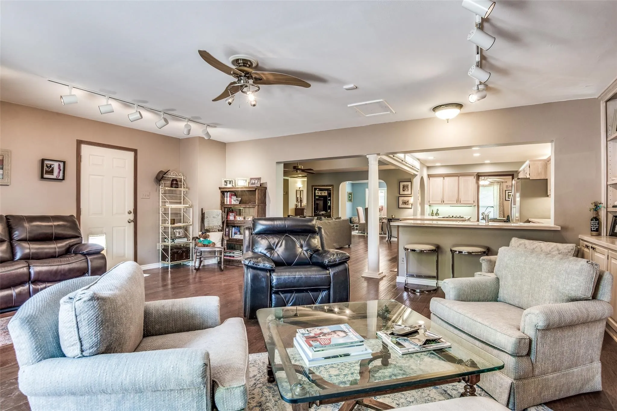 Single Family Residence For Rent in Dallas County , 6607 Roundrock Road, Dallas, Texas 75248, 3 Bedroom, 2 Bathroom, 2 Garage spaces, 2,369 Sqft, built in 1970, mls#21315427, Real Estate Agent in Dallas, Homes For Rent in Dallas county, Homes For Rent in Dallas, Realtor in Dallas Texas, Real Estate Brokerage Independent Realty Texas, Luminita Cordes Realtor