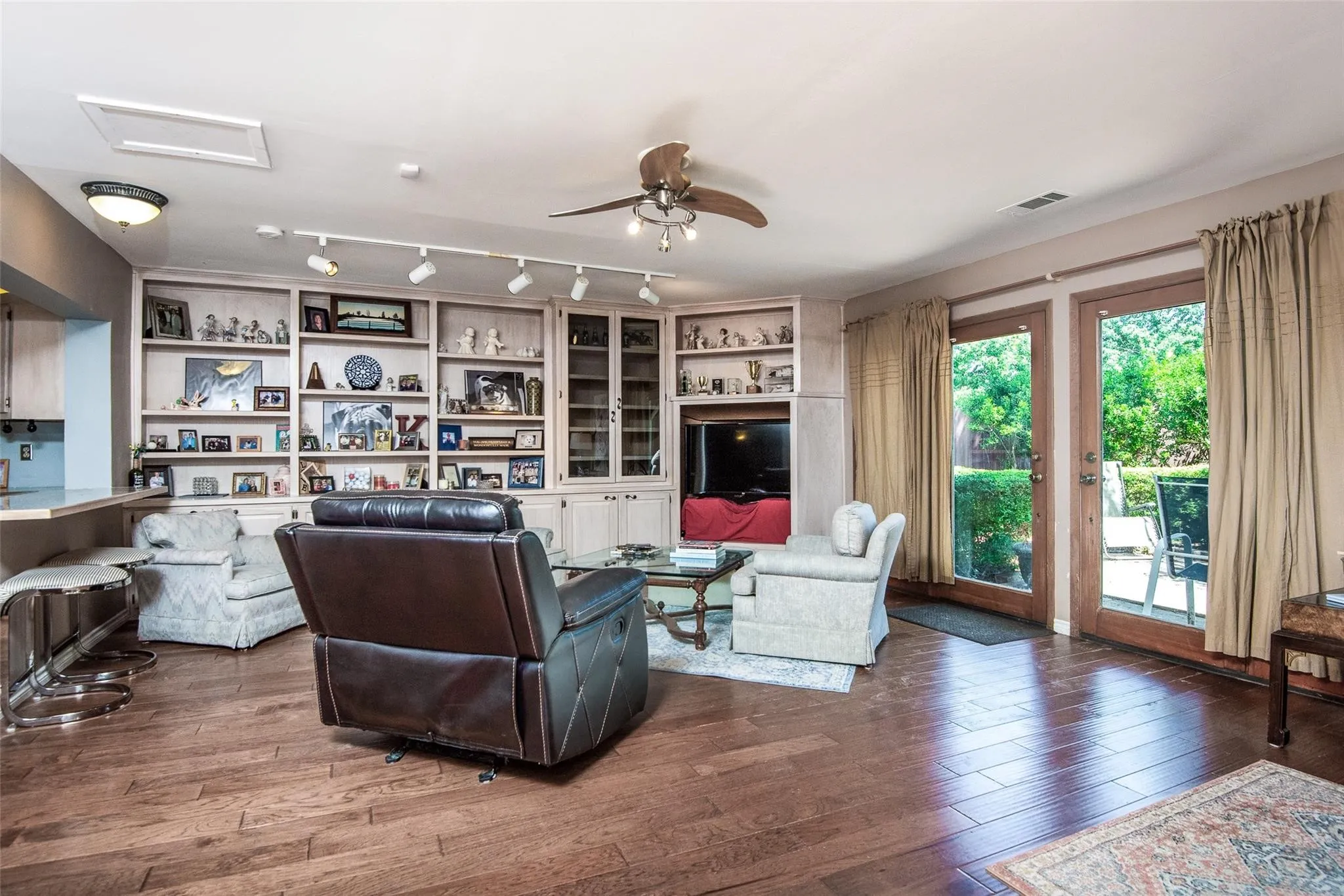 Single Family Residence For Rent in Dallas County , 6607 Roundrock Road, Dallas, Texas 75248, 3 Bedroom, 2 Bathroom, 2 Garage spaces, 2,369 Sqft, built in 1970, mls#21315427, Real Estate Agent in Dallas, Homes For Rent in Dallas county, Homes For Rent in Dallas, Realtor in Dallas Texas, Real Estate Brokerage Independent Realty Texas, Luminita Cordes Realtor