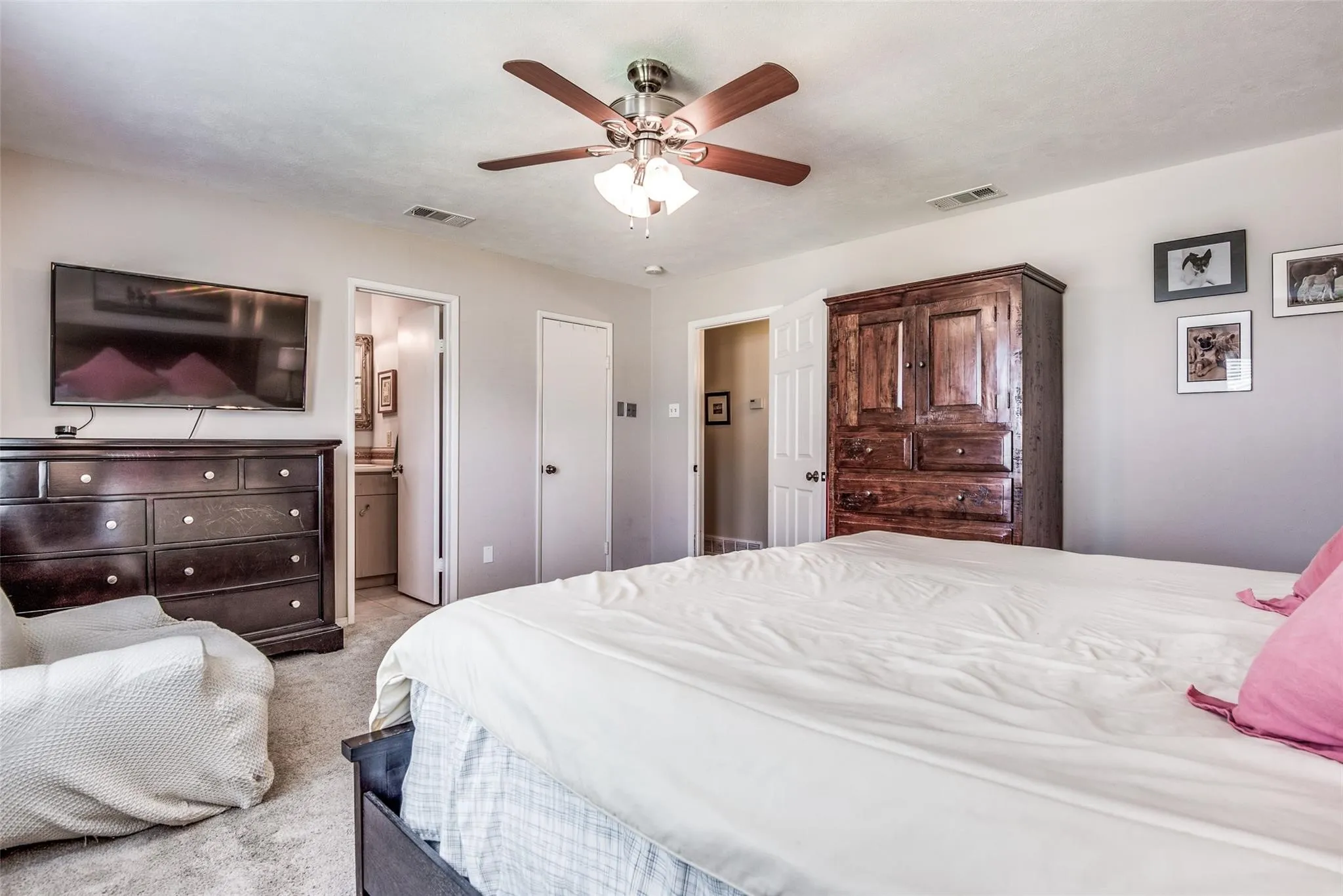 Single Family Residence For Rent in Dallas County , 6607 Roundrock Road, Dallas, Texas 75248, 3 Bedroom, 2 Bathroom, 2 Garage spaces, 2,369 Sqft, built in 1970, mls#21315427, Real Estate Agent in Dallas, Homes For Rent in Dallas county, Homes For Rent in Dallas, Realtor in Dallas Texas, Real Estate Brokerage Independent Realty Texas, Luminita Cordes Realtor