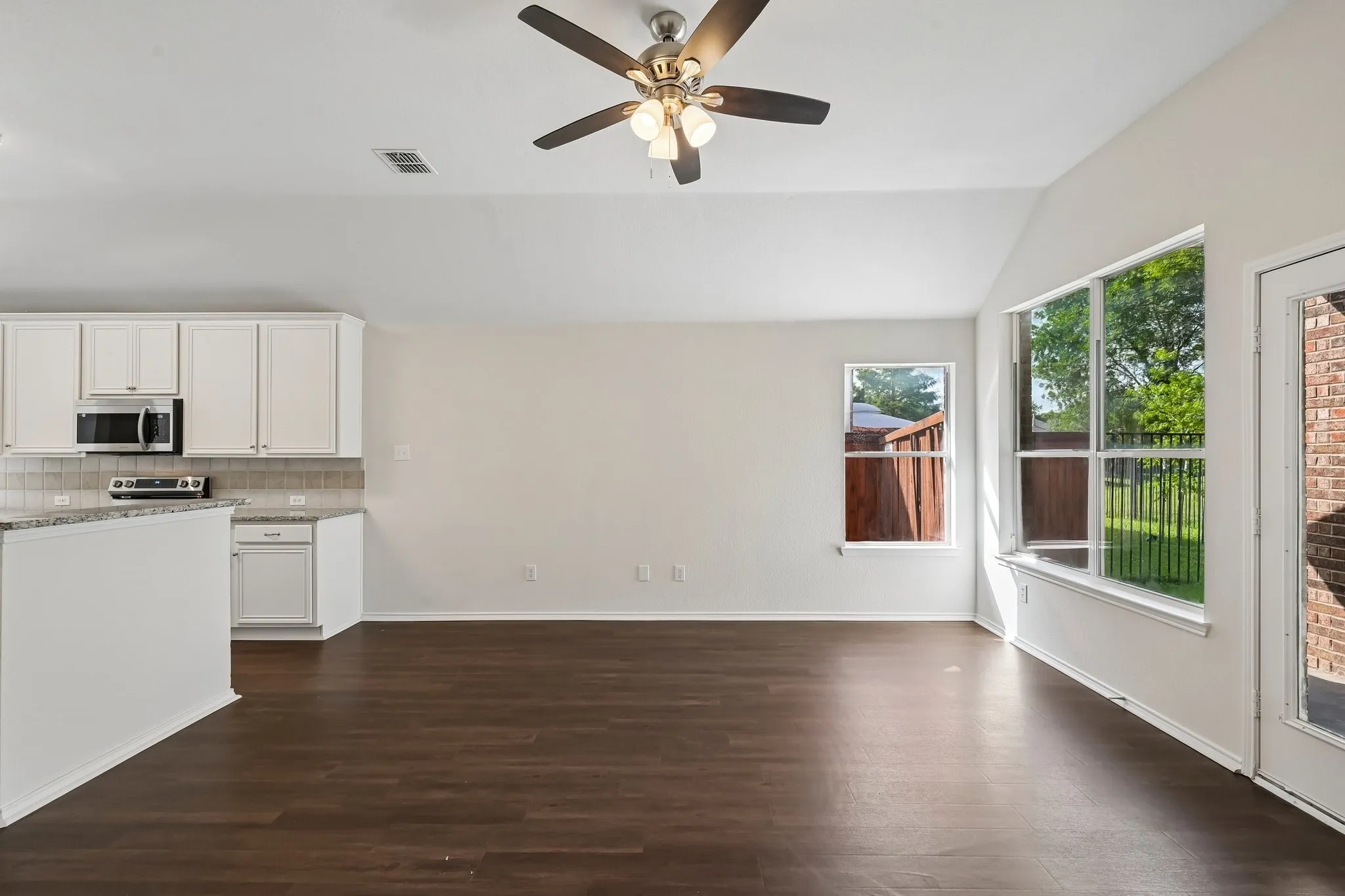 Single Family Residence For Sale in Dallas County , 8613 Saint Andrews Lane, Rowlett, Texas 75089, 4 Bedroom, 2 Bathroom, 2 Garage spaces, 2,120 Sqft, built in 2005, mls#21316908, Real Estate Agent in Rowlett, Homes For Sale in Dallas county, Homes For Sale in Rowlett, Realtor in Rowlett Texas, Real Estate Brokerage Independent Realty Texas, Luminita Cordes Realtor
