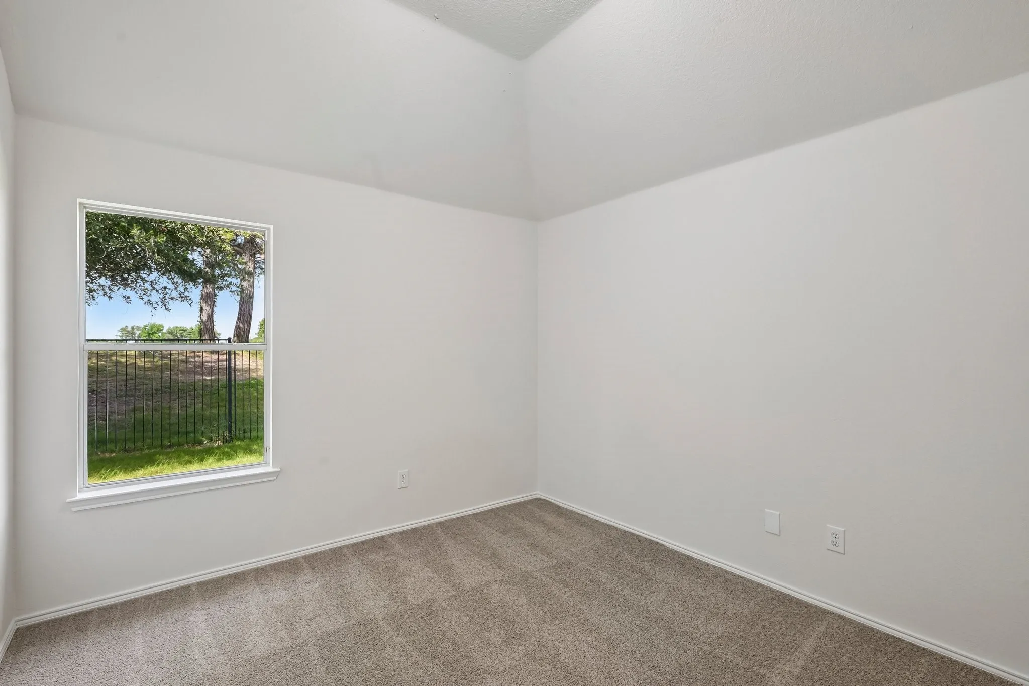Single Family Residence For Sale in Dallas County , 8613 Saint Andrews Lane, Rowlett, Texas 75089, 4 Bedroom, 2 Bathroom, 2 Garage spaces, 2,120 Sqft, built in 2005, mls#21316908, Real Estate Agent in Rowlett, Homes For Sale in Dallas county, Homes For Sale in Rowlett, Realtor in Rowlett Texas, Real Estate Brokerage Independent Realty Texas, Luminita Cordes Realtor