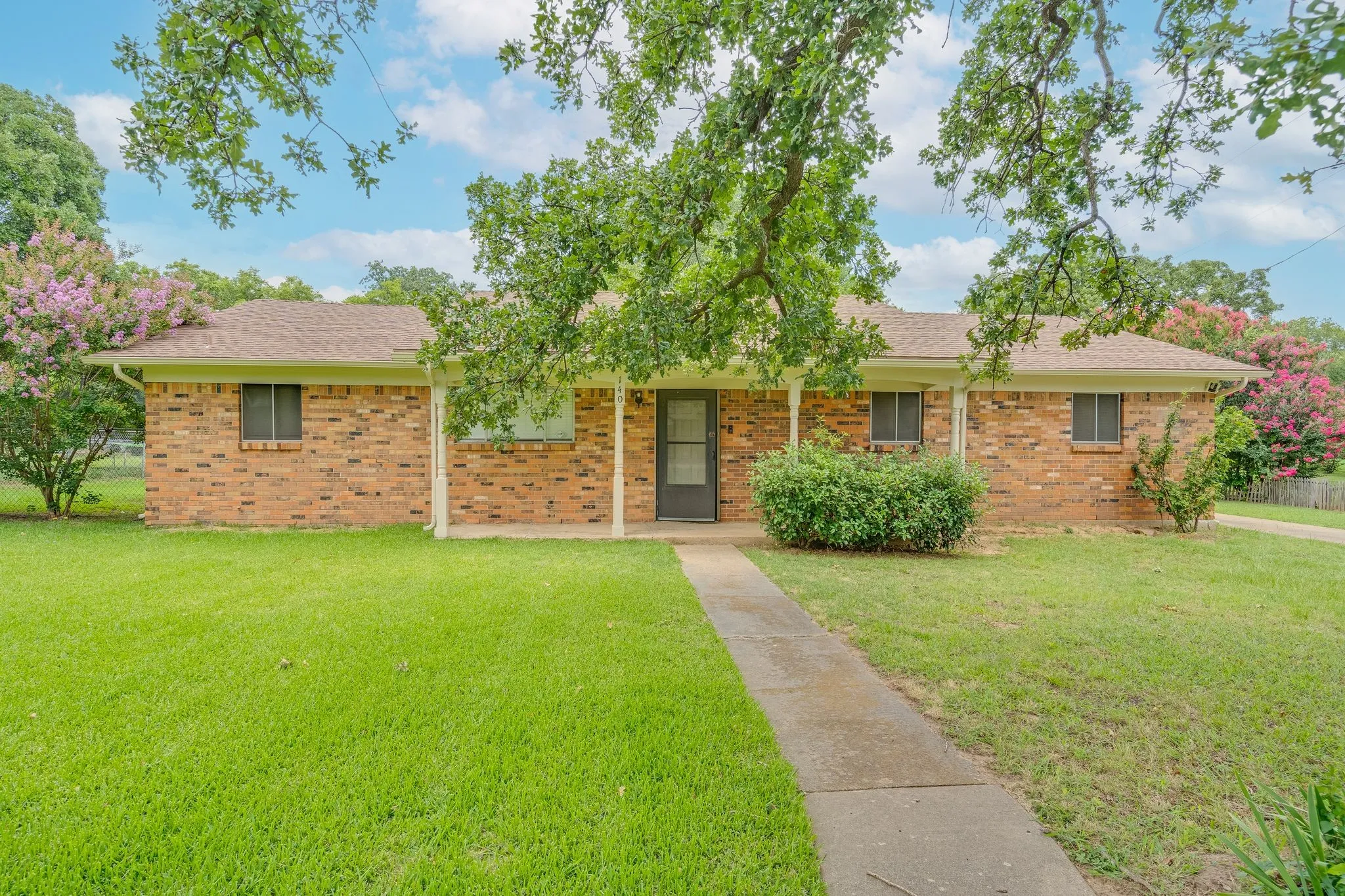 Single Family Residence For Rent in Denton County , 140 Joyce Drive, Argyle, Texas 76226, 3 Bedroom, 2 Bathroom, 1 Garage spaces, 1,696 Sqft, built in 1973, mls#21318027, Real Estate Agent in Argyle, Homes For Rent in Denton county, Homes For Rent in Argyle, Realtor in Argyle Texas, Real Estate Brokerage Independent Realty Texas, Luminita Cordes Realtor