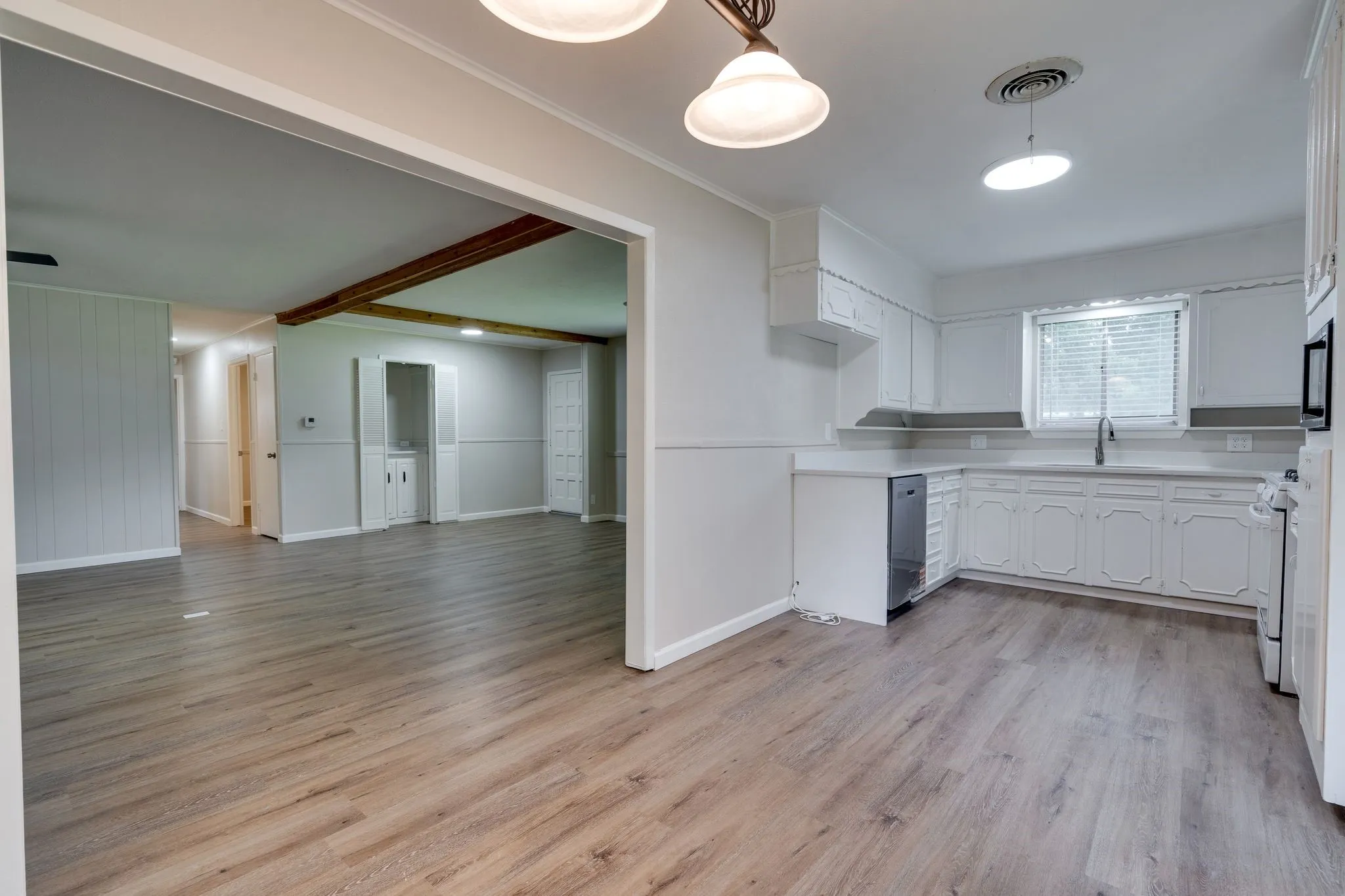 Single Family Residence For Rent in Denton County , 140 Joyce Drive, Argyle, Texas 76226, 3 Bedroom, 2 Bathroom, 1 Garage spaces, 1,696 Sqft, built in 1973, mls#21318027, Real Estate Agent in Argyle, Homes For Rent in Denton county, Homes For Rent in Argyle, Realtor in Argyle Texas, Real Estate Brokerage Independent Realty Texas, Luminita Cordes Realtor