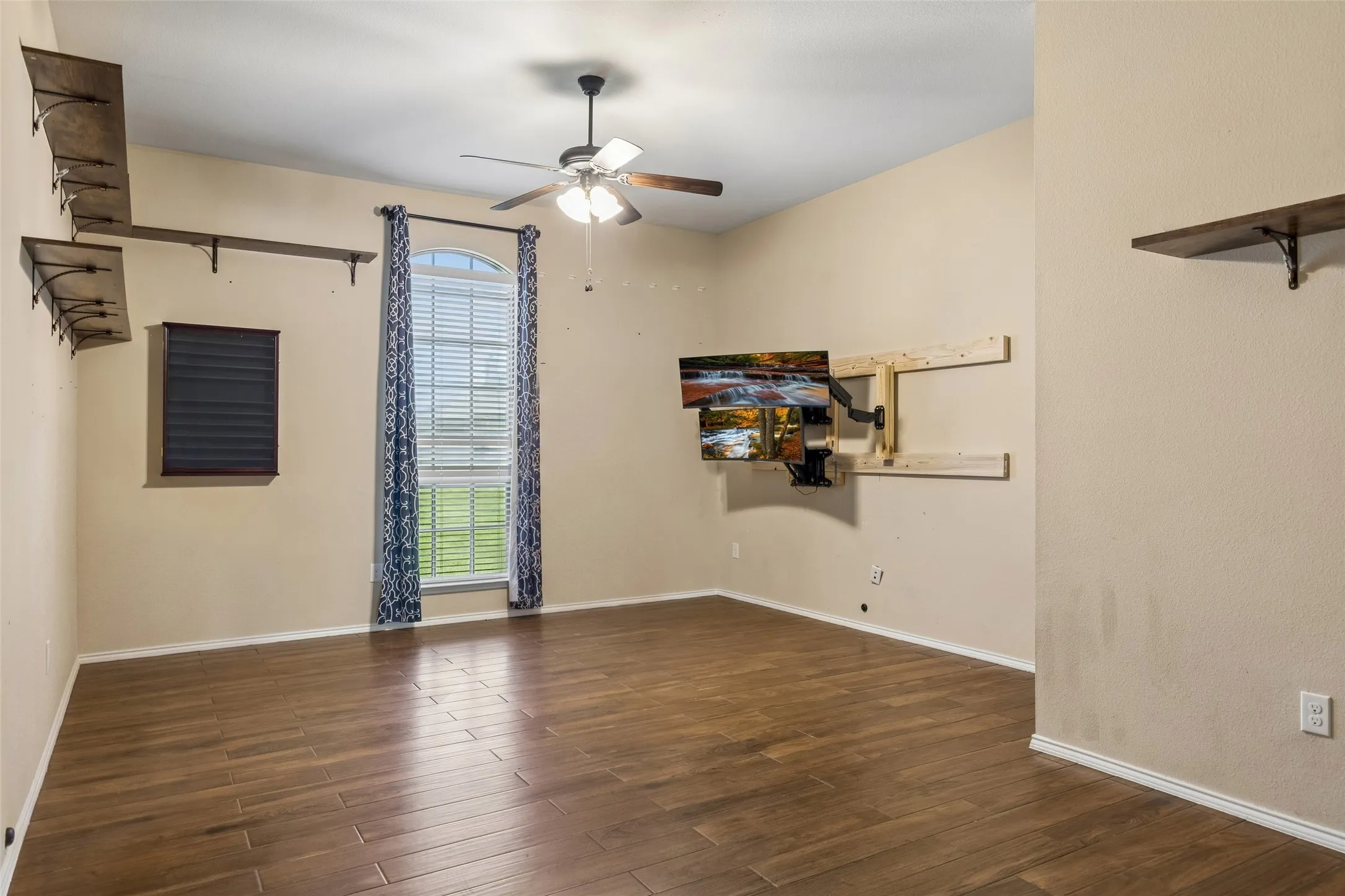 Single Family Residence For Sale in Collin County , 2515 Jessica Way Lane, Royse City, Texas 75189, 4 Bedroom, 2 Bathroom, 3 Garage spaces, 2,862 Sqft, built in 2015, mls#21314301, Real Estate Agent in Royse City, Homes For Sale in Collin county, Homes For Sale in Royse City, Realtor in Royse City Texas, Real Estate Brokerage Independent Realty Texas, Luminita Cordes Realtor