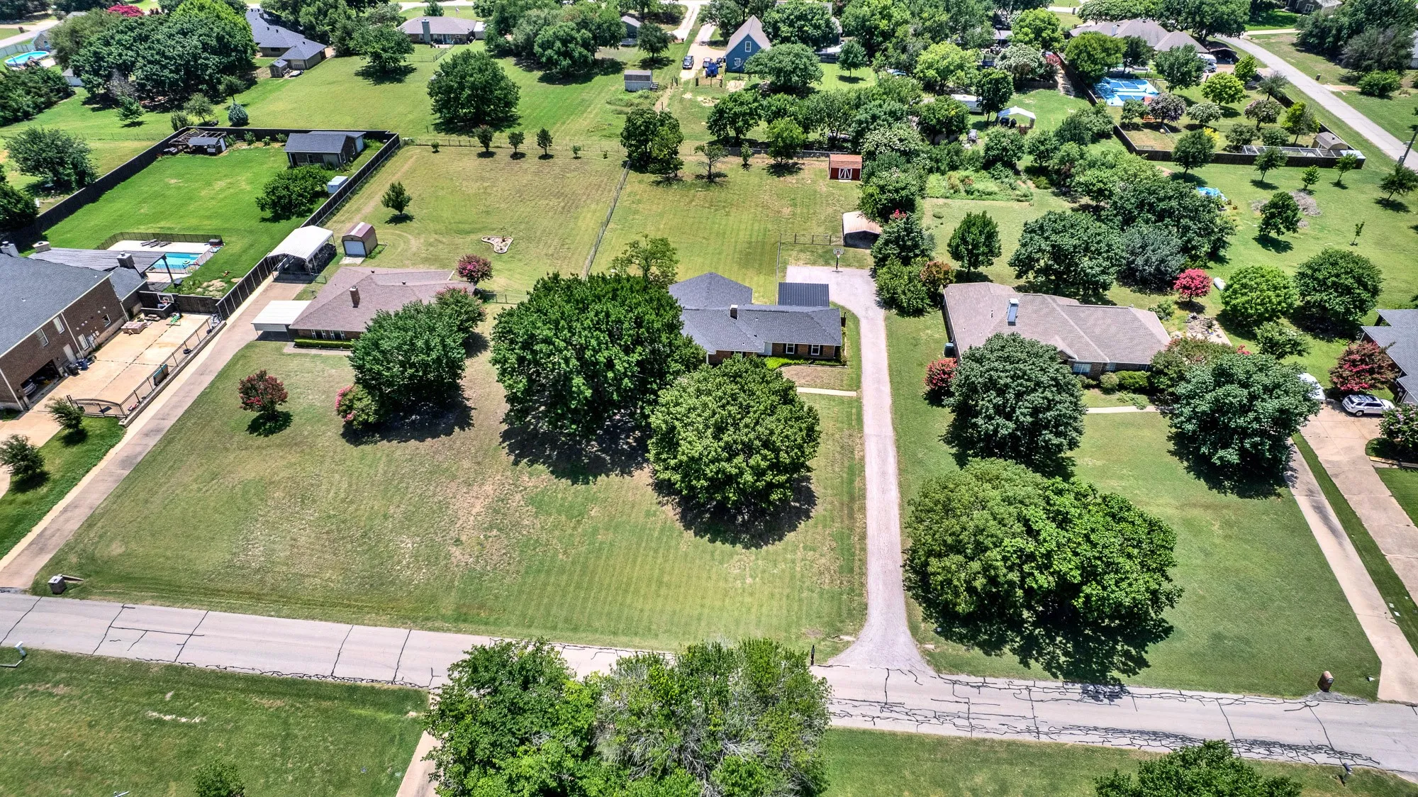 Single Family Residence For Sale in Collin County , 14000 Red Wood Circle N, Frisco, Texas 75071, 3 Bedroom, 3 Bathroom, 2 Garage spaces, 1,873 Sqft, built in 1982, mls#21316610, Real Estate Agent in Frisco, Homes For Sale in Collin county, Homes For Sale in Frisco, Realtor in Frisco Texas, Real Estate Brokerage Independent Realty Texas, Luminita Cordes Realtor