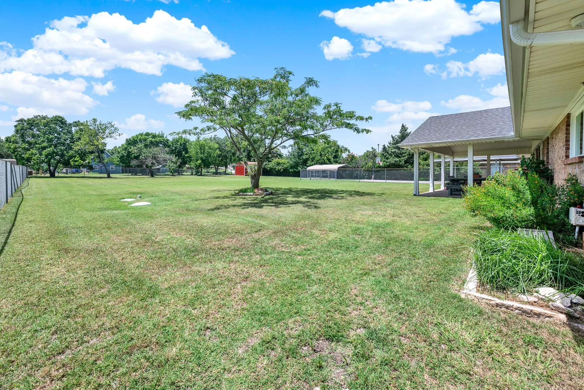 Single Family Residence For Sale in Collin County , 14000 Red Wood Circle N, Frisco, Texas 75071, 3 Bedroom, 3 Bathroom, 2 Garage spaces, 1,873 Sqft, built in 1982, mls#21316610, Real Estate Agent in Frisco, Homes For Sale in Collin county, Homes For Sale in Frisco, Realtor in Frisco Texas, Real Estate Brokerage Independent Realty Texas, Luminita Cordes Realtor