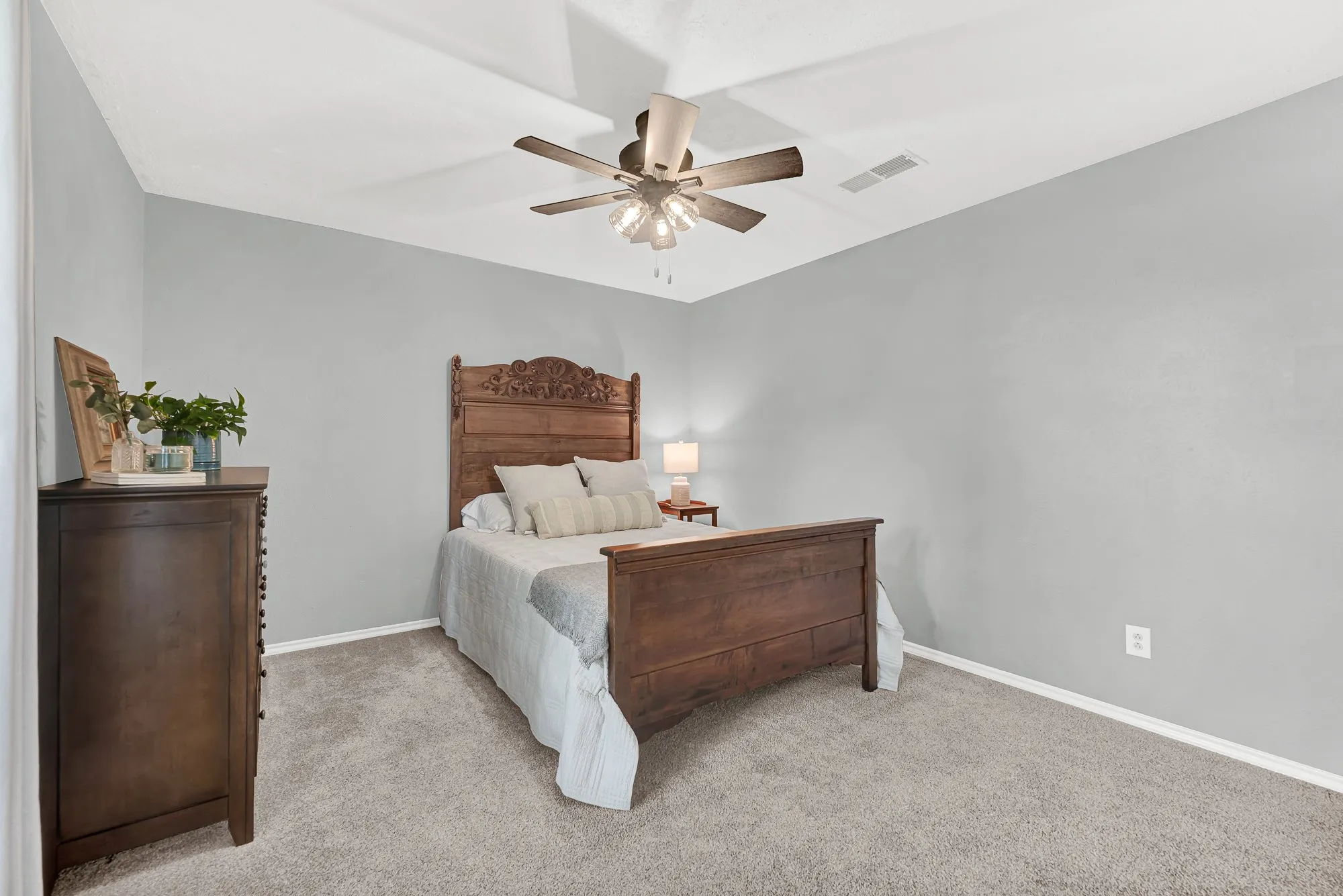 Single Family Residence For Sale in Collin County , 14000 Red Wood Circle N, Frisco, Texas 75071, 3 Bedroom, 3 Bathroom, 2 Garage spaces, 1,873 Sqft, built in 1982, mls#21316610, Real Estate Agent in Frisco, Homes For Sale in Collin county, Homes For Sale in Frisco, Realtor in Frisco Texas, Real Estate Brokerage Independent Realty Texas, Luminita Cordes Realtor