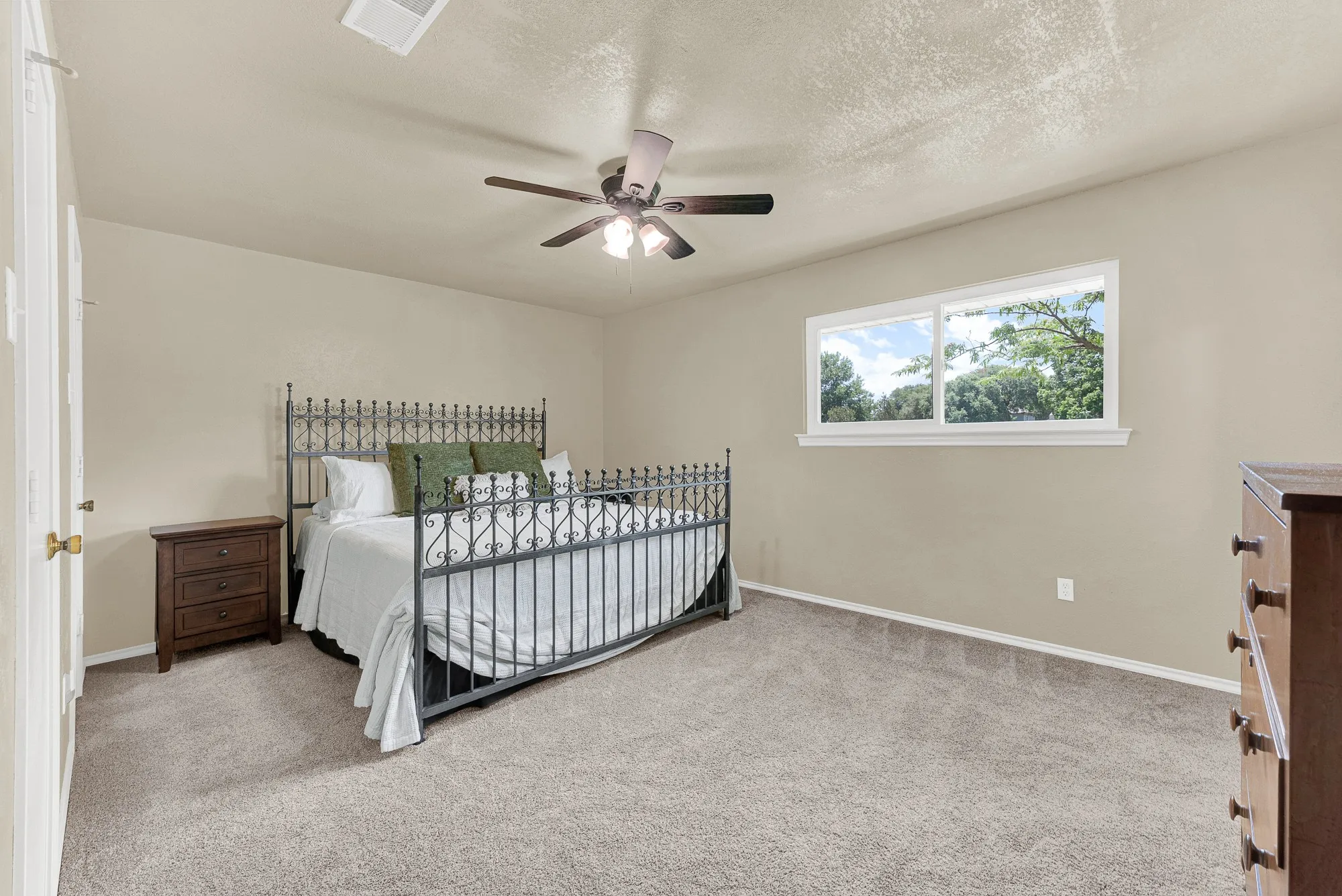 Single Family Residence For Sale in Collin County , 14000 Red Wood Circle N, Frisco, Texas 75071, 3 Bedroom, 3 Bathroom, 2 Garage spaces, 1,873 Sqft, built in 1982, mls#21316610, Real Estate Agent in Frisco, Homes For Sale in Collin county, Homes For Sale in Frisco, Realtor in Frisco Texas, Real Estate Brokerage Independent Realty Texas, Luminita Cordes Realtor