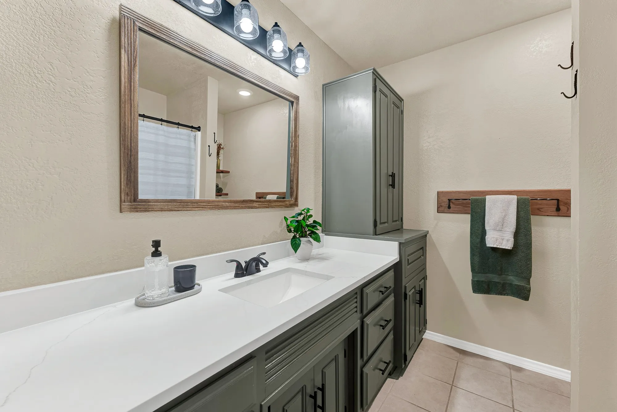 Single Family Residence For Sale in Collin County , 14000 Red Wood Circle N, Frisco, Texas 75071, 3 Bedroom, 3 Bathroom, 2 Garage spaces, 1,873 Sqft, built in 1982, mls#21316610, Real Estate Agent in Frisco, Homes For Sale in Collin county, Homes For Sale in Frisco, Realtor in Frisco Texas, Real Estate Brokerage Independent Realty Texas, Luminita Cordes Realtor