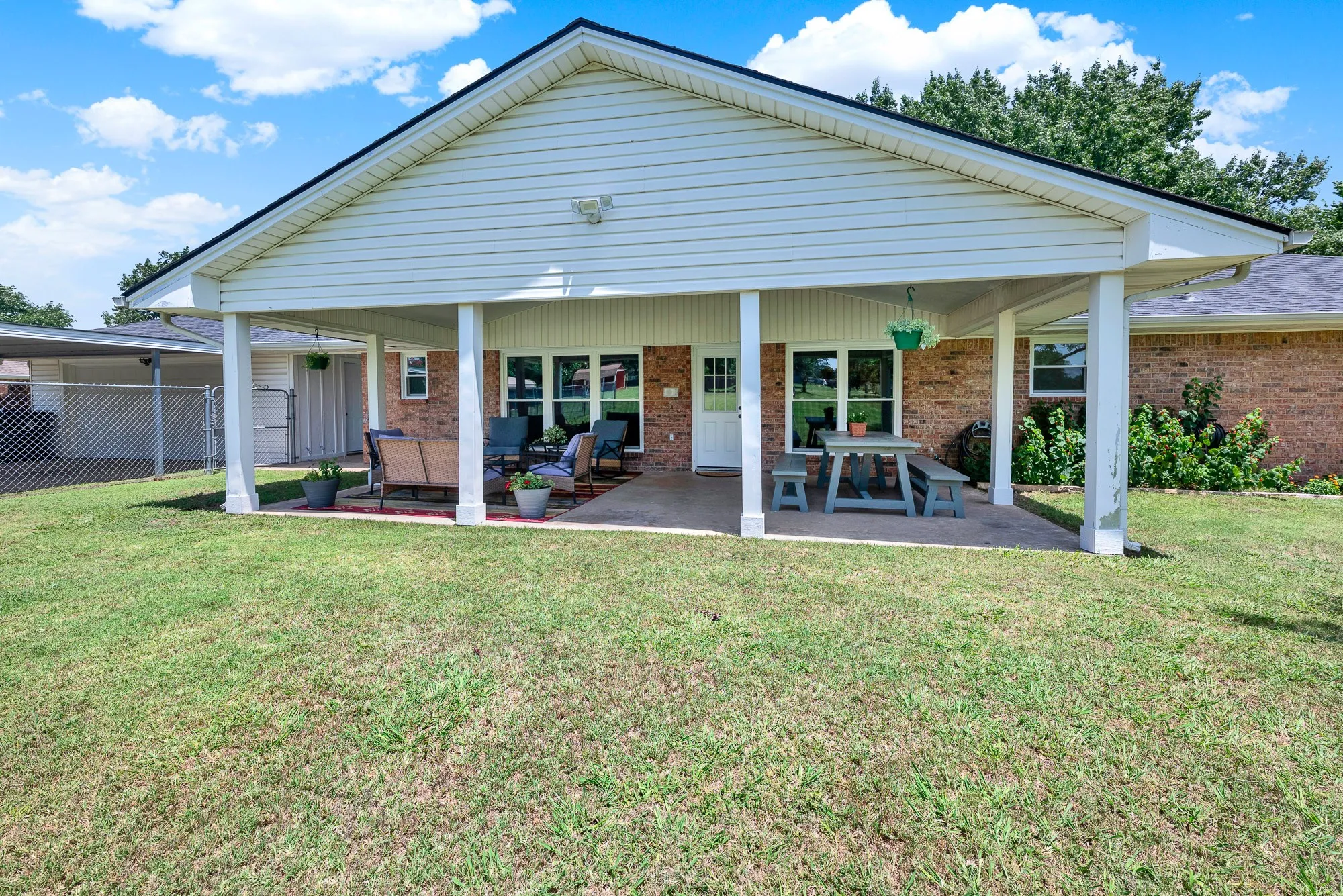 Single Family Residence For Sale in Collin County , 14000 Red Wood Circle N, Frisco, Texas 75071, 3 Bedroom, 3 Bathroom, 2 Garage spaces, 1,873 Sqft, built in 1982, mls#21316610, Real Estate Agent in Frisco, Homes For Sale in Collin county, Homes For Sale in Frisco, Realtor in Frisco Texas, Real Estate Brokerage Independent Realty Texas, Luminita Cordes Realtor