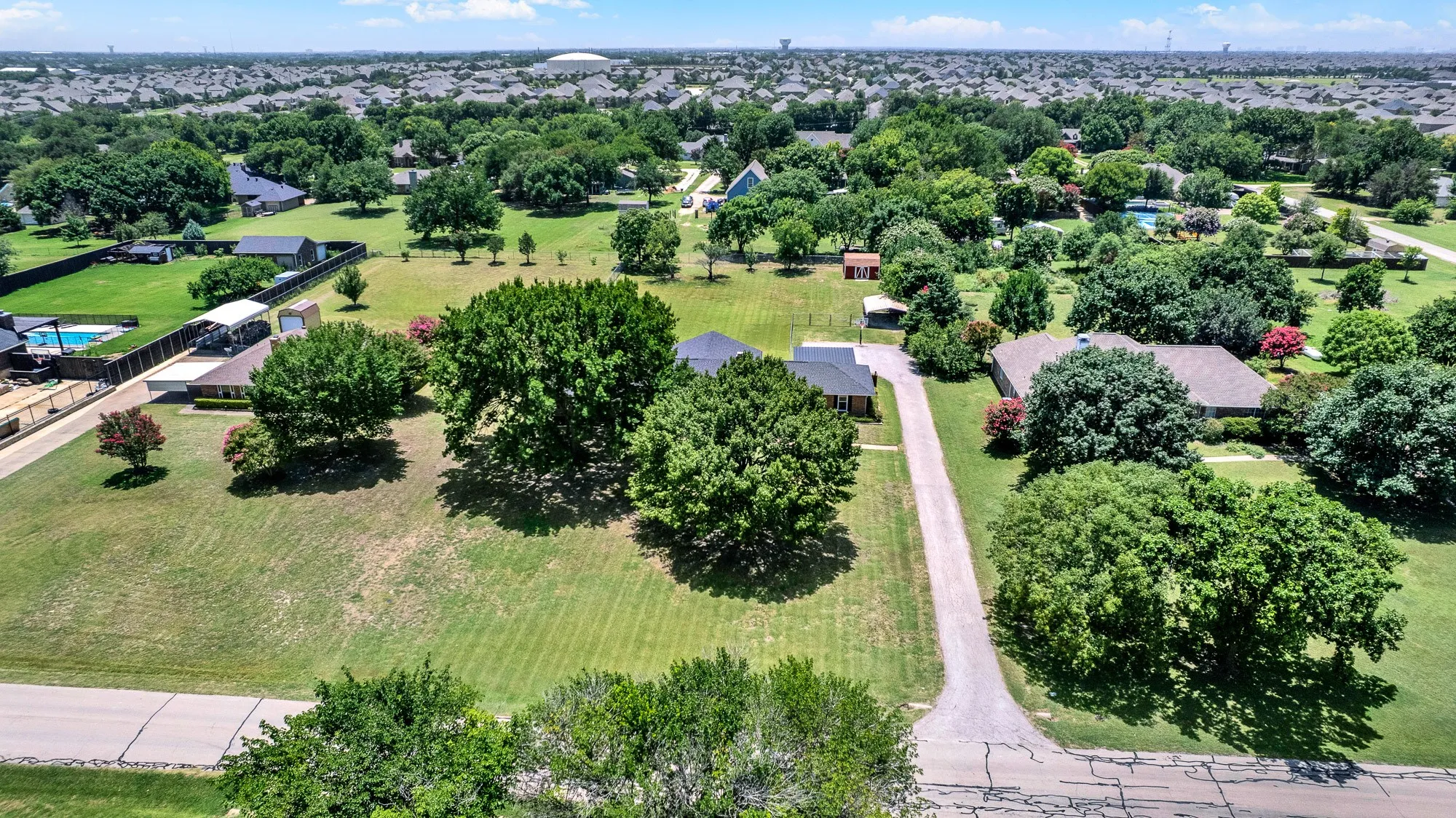 Single Family Residence For Sale in Collin County , 14000 Red Wood Circle N, Frisco, Texas 75071, 3 Bedroom, 3 Bathroom, 2 Garage spaces, 1,873 Sqft, built in 1982, mls#21316610, Real Estate Agent in Frisco, Homes For Sale in Collin county, Homes For Sale in Frisco, Realtor in Frisco Texas, Real Estate Brokerage Independent Realty Texas, Luminita Cordes Realtor