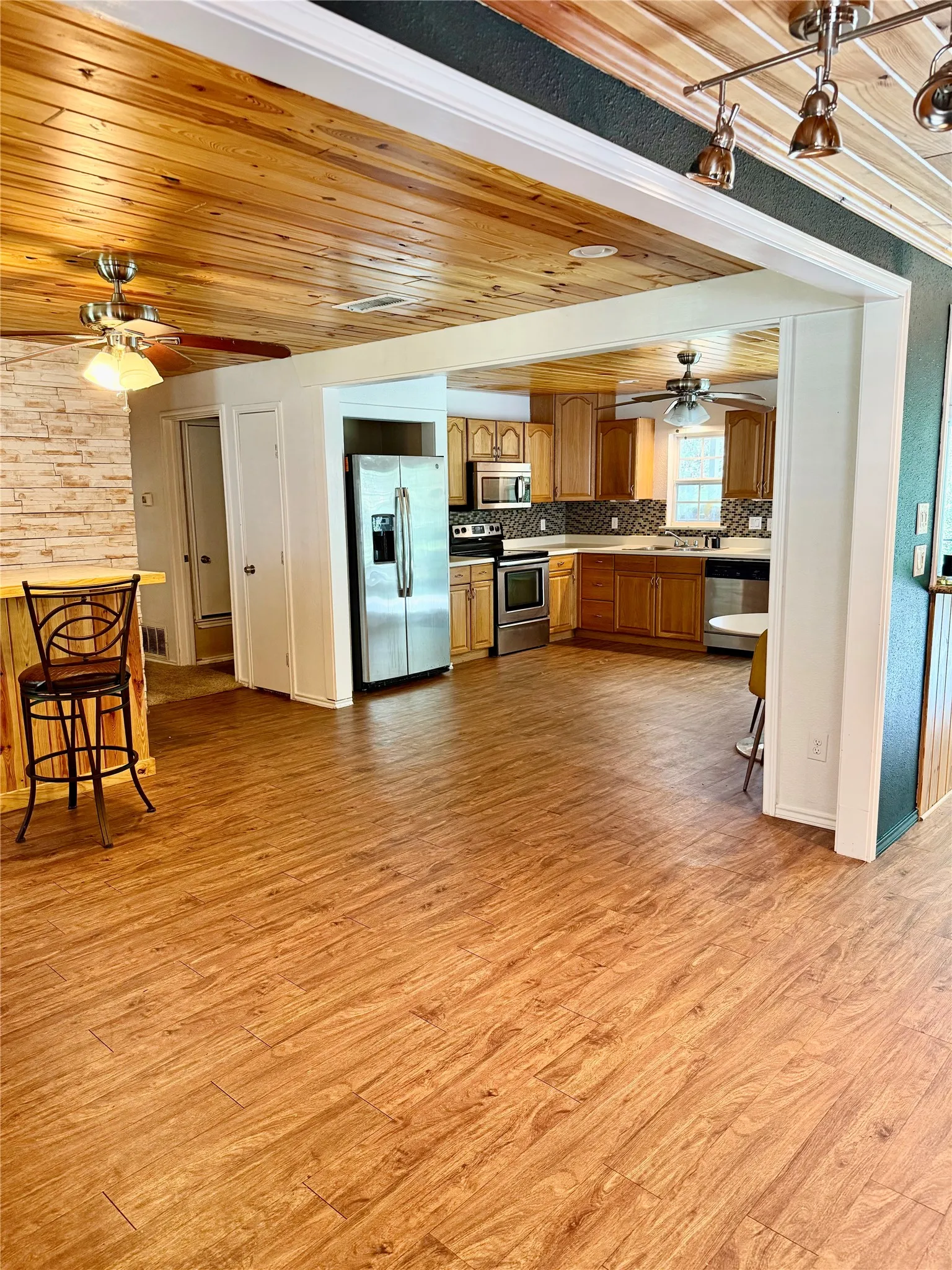 Single Family Residence For Sale in Johnson County , 9217 Indian Trail, Rio Vista, Texas 76093, 3 Bedroom, 3 Bathroom, 2 Garage spaces, 1,450 Sqft, built in 2001, Price $345,000, mls#21316813, Real Estate Agent in Rio Vista, Homes For Sale in Johnson county, Homes For Sale in Rio Vista, Realtor in Rio Vista Texas, Real Estate Brokerage Independent Realty Texas, Luminita Cordes Realtor