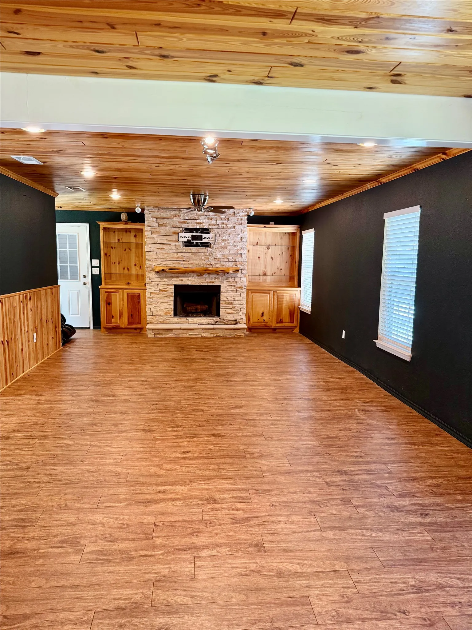 Single Family Residence For Sale in Johnson County , 9217 Indian Trail, Rio Vista, Texas 76093, 3 Bedroom, 3 Bathroom, 2 Garage spaces, 1,450 Sqft, built in 2001, Price $345,000, mls#21316813, Real Estate Agent in Rio Vista, Homes For Sale in Johnson county, Homes For Sale in Rio Vista, Realtor in Rio Vista Texas, Real Estate Brokerage Independent Realty Texas, Luminita Cordes Realtor