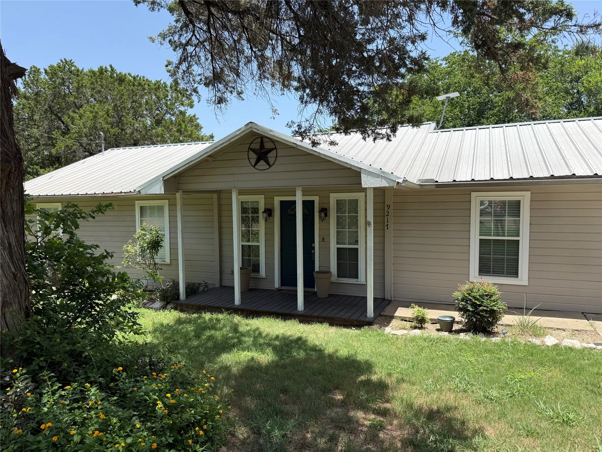 Single Family Residence For Sale in Johnson County , 9217 Indian Trail, Rio Vista, Texas 76093, 3 Bedroom, 3 Bathroom, 2 Garage spaces, 1,450 Sqft, built in 2001, Price $345,000, mls#21316813, Real Estate Agent in Rio Vista, Homes For Sale in Johnson county, Homes For Sale in Rio Vista, Realtor in Rio Vista Texas, Real Estate Brokerage Independent Realty Texas, Luminita Cordes Realtor