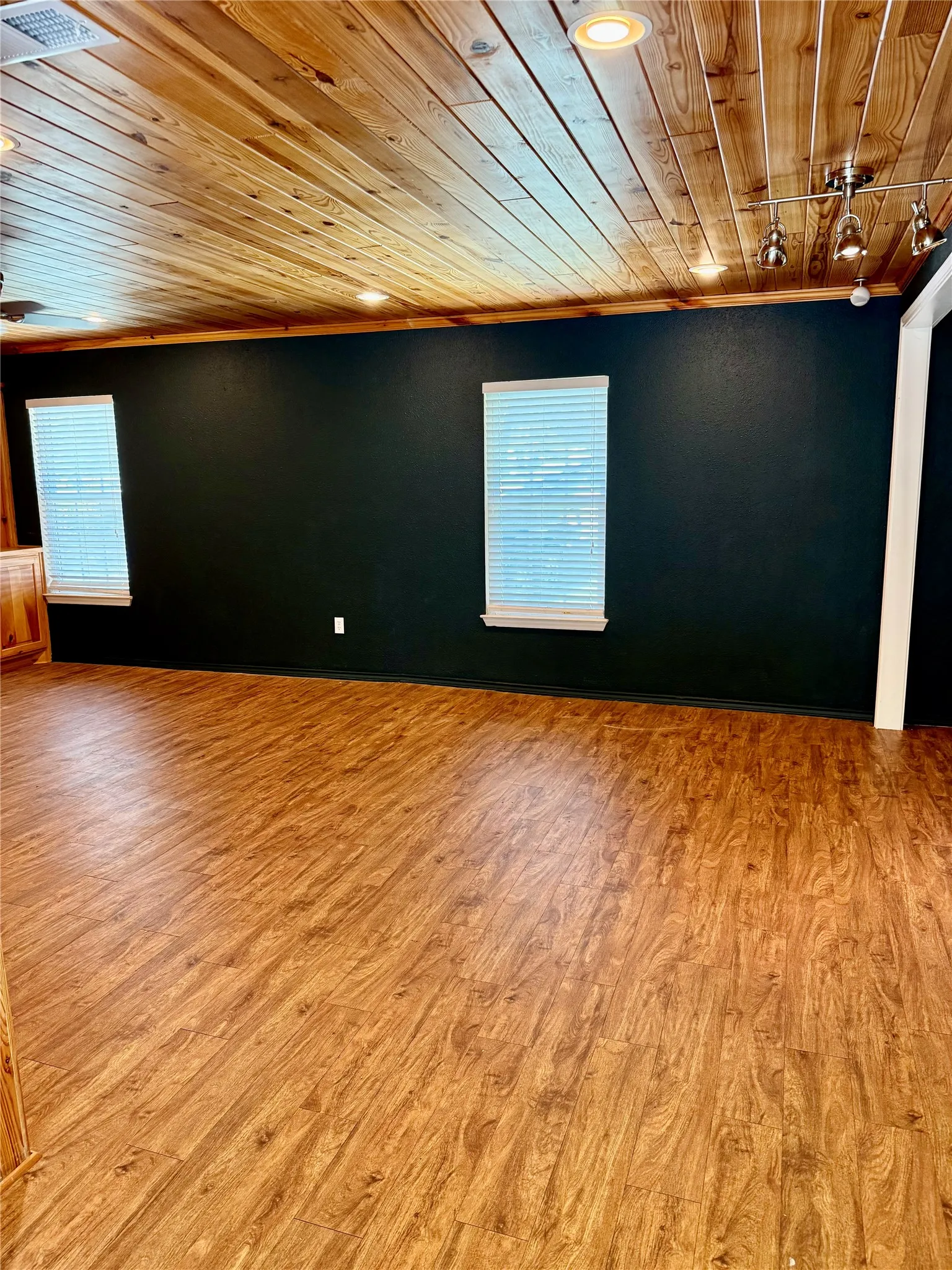 Single Family Residence For Sale in Johnson County , 9217 Indian Trail, Rio Vista, Texas 76093, 3 Bedroom, 3 Bathroom, 2 Garage spaces, 1,450 Sqft, built in 2001, Price $345,000, mls#21316813, Real Estate Agent in Rio Vista, Homes For Sale in Johnson county, Homes For Sale in Rio Vista, Realtor in Rio Vista Texas, Real Estate Brokerage Independent Realty Texas, Luminita Cordes Realtor