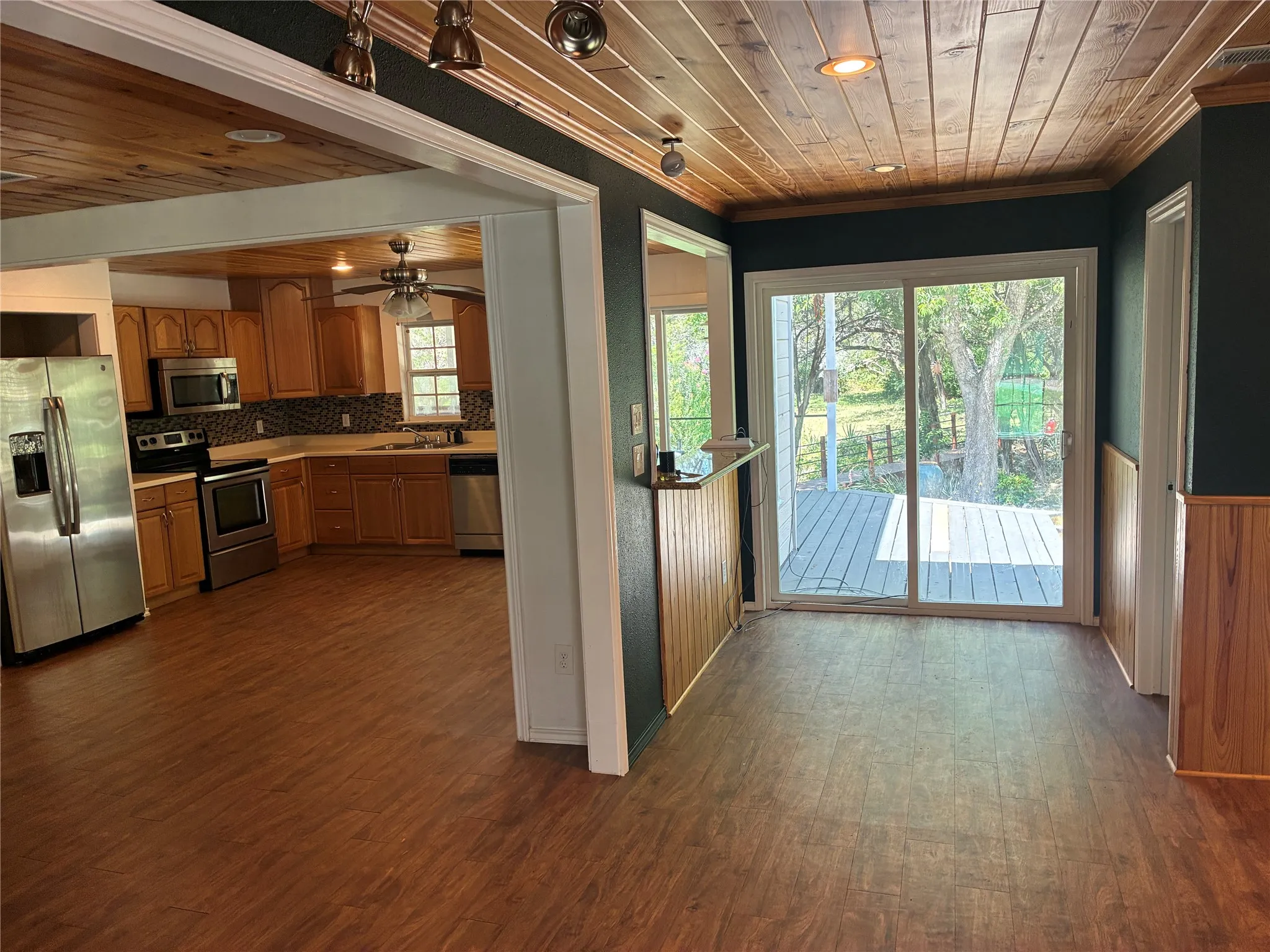 Single Family Residence For Sale in Johnson County , 9217 Indian Trail, Rio Vista, Texas 76093, 3 Bedroom, 3 Bathroom, 2 Garage spaces, 1,450 Sqft, built in 2001, Price $345,000, mls#21316813, Real Estate Agent in Rio Vista, Homes For Sale in Johnson county, Homes For Sale in Rio Vista, Realtor in Rio Vista Texas, Real Estate Brokerage Independent Realty Texas, Luminita Cordes Realtor