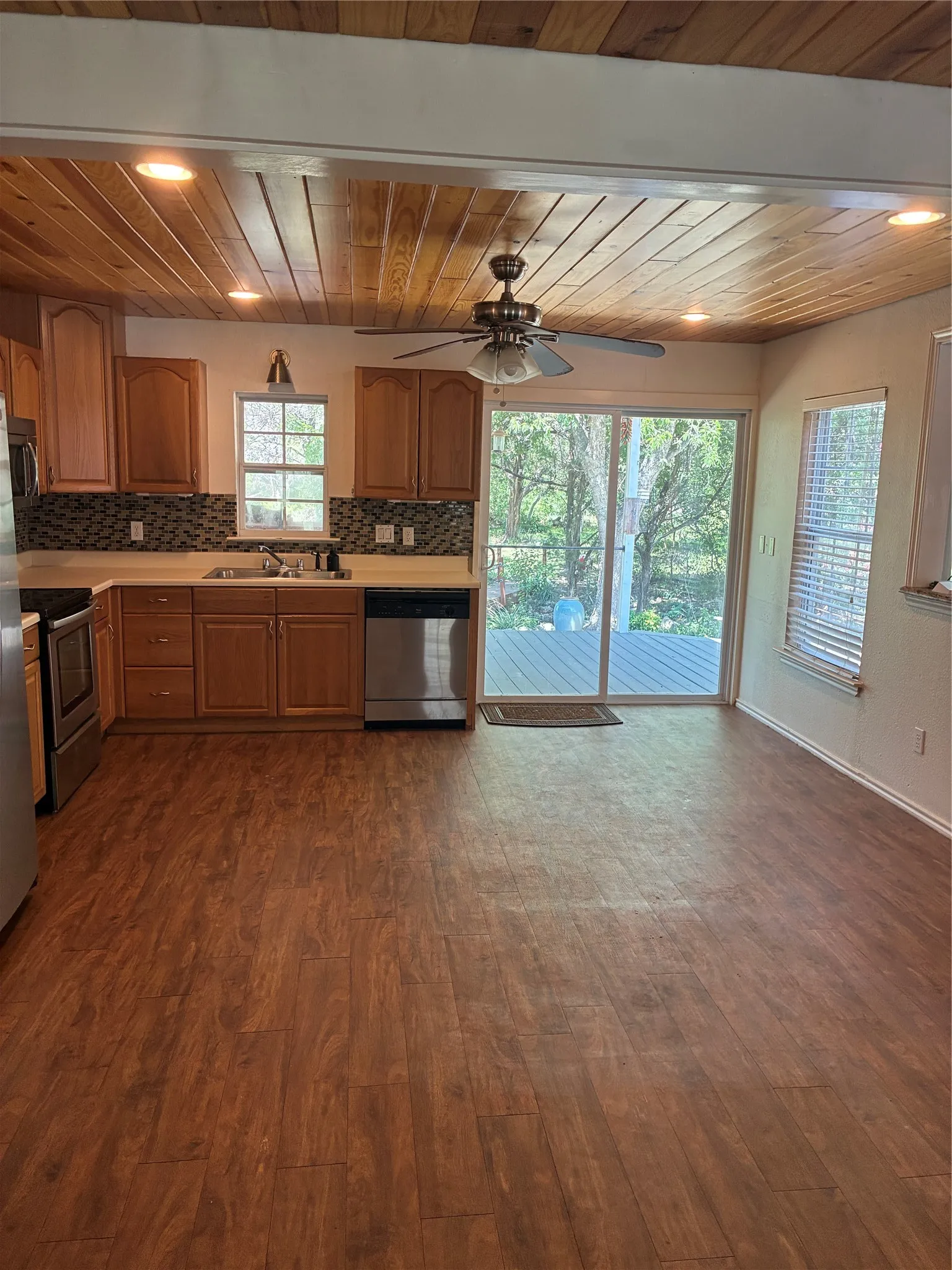 Single Family Residence For Sale in Johnson County , 9217 Indian Trail, Rio Vista, Texas 76093, 3 Bedroom, 3 Bathroom, 2 Garage spaces, 1,450 Sqft, built in 2001, Price $345,000, mls#21316813, Real Estate Agent in Rio Vista, Homes For Sale in Johnson county, Homes For Sale in Rio Vista, Realtor in Rio Vista Texas, Real Estate Brokerage Independent Realty Texas, Luminita Cordes Realtor