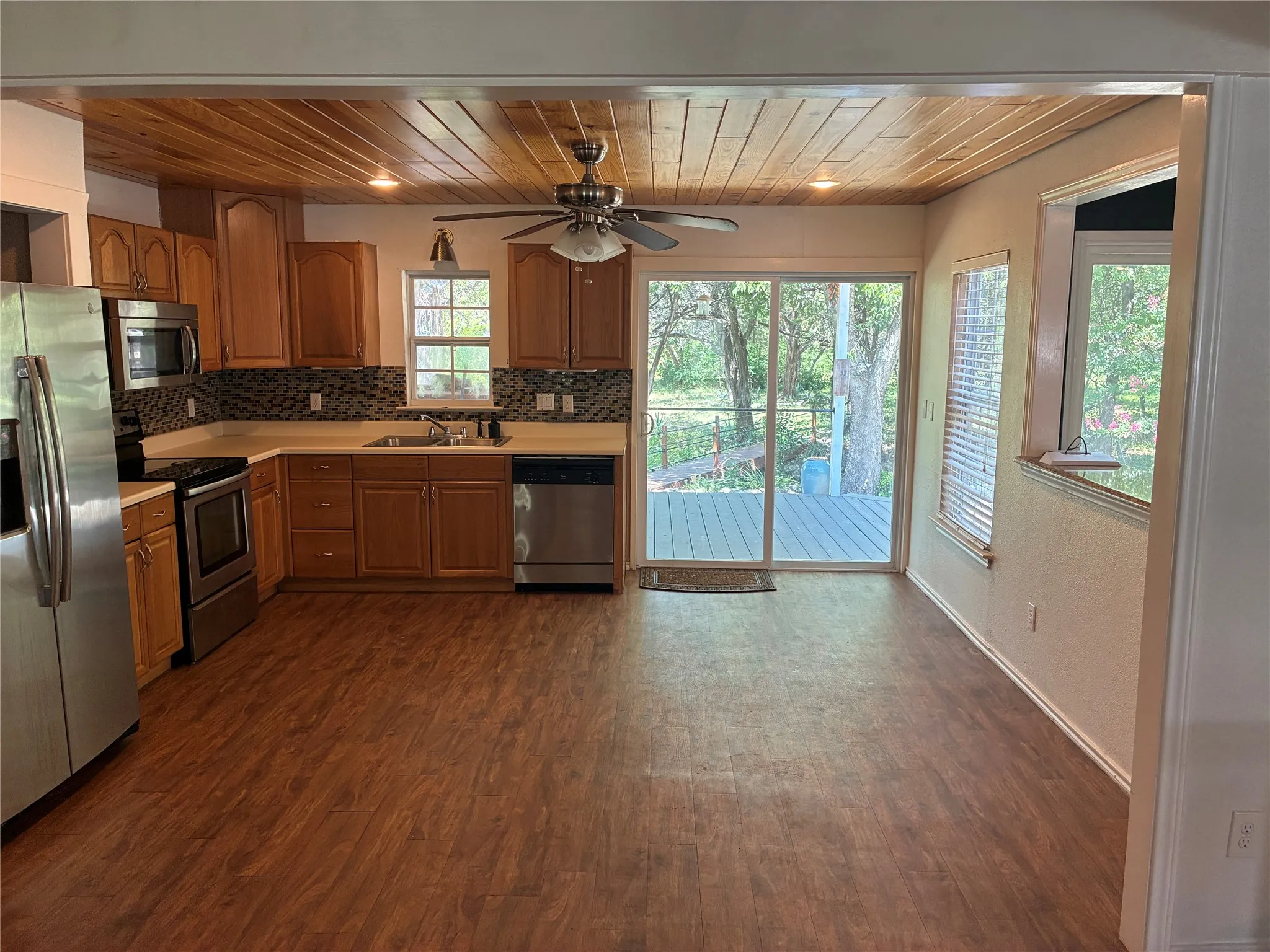 Single Family Residence For Sale in Johnson County , 9217 Indian Trail, Rio Vista, Texas 76093, 3 Bedroom, 3 Bathroom, 2 Garage spaces, 1,450 Sqft, built in 2001, Price $345,000, mls#21316813, Real Estate Agent in Rio Vista, Homes For Sale in Johnson county, Homes For Sale in Rio Vista, Realtor in Rio Vista Texas, Real Estate Brokerage Independent Realty Texas, Luminita Cordes Realtor