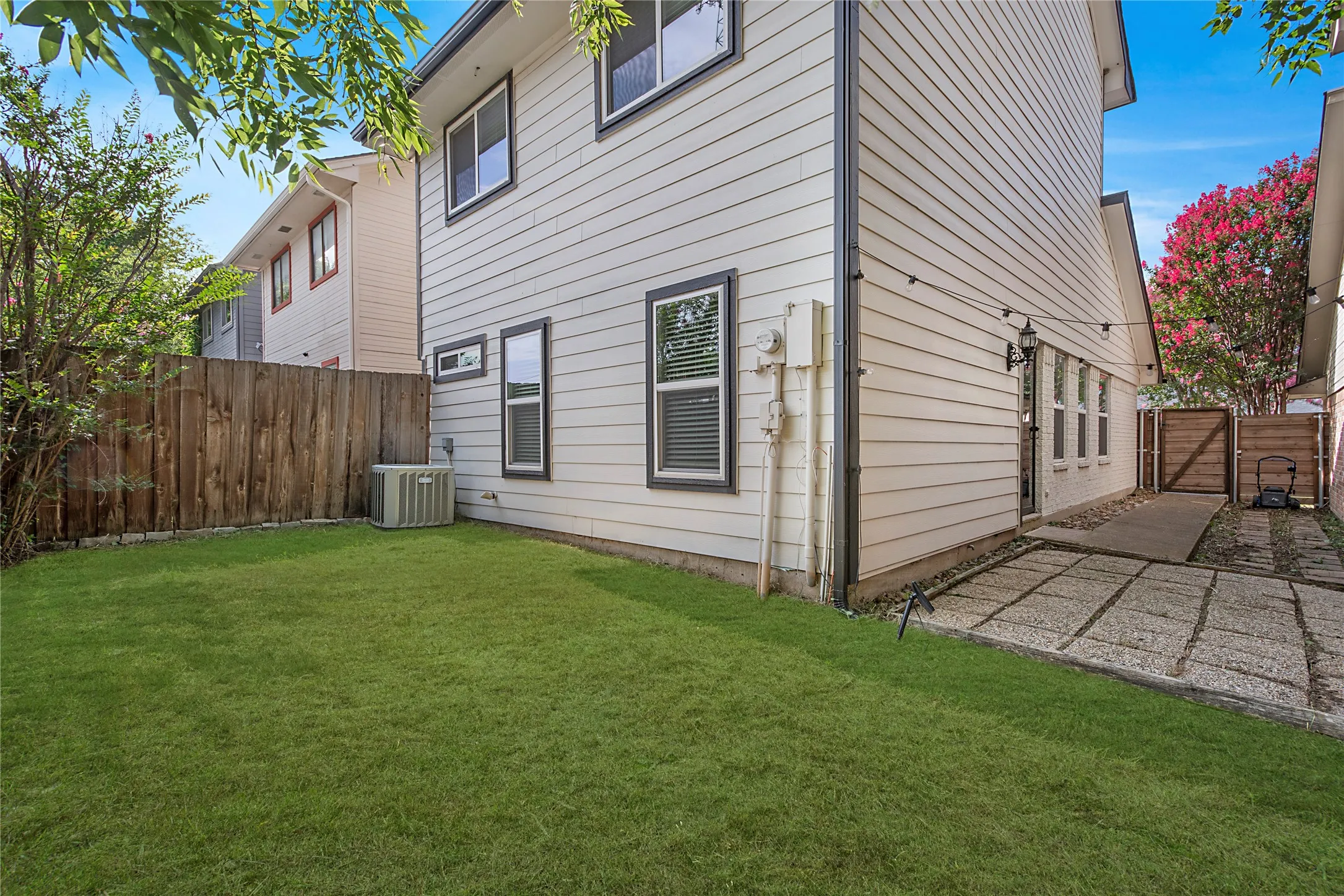 Single Family Residence For Sale in Rockwall County , 218 Saint Marys Place, Rockwall, Texas 75087, 3 Bedroom, 2 Bathroom, 1 Garage spaces, 1,161 Sqft, built in 1984, mls#21309637, Real Estate Agent in Rockwall, Homes For Sale in Rockwall county, Homes For Sale in Rockwall, Realtor in Rockwall Texas, Real Estate Brokerage Independent Realty Texas, Luminita Cordes Realtor