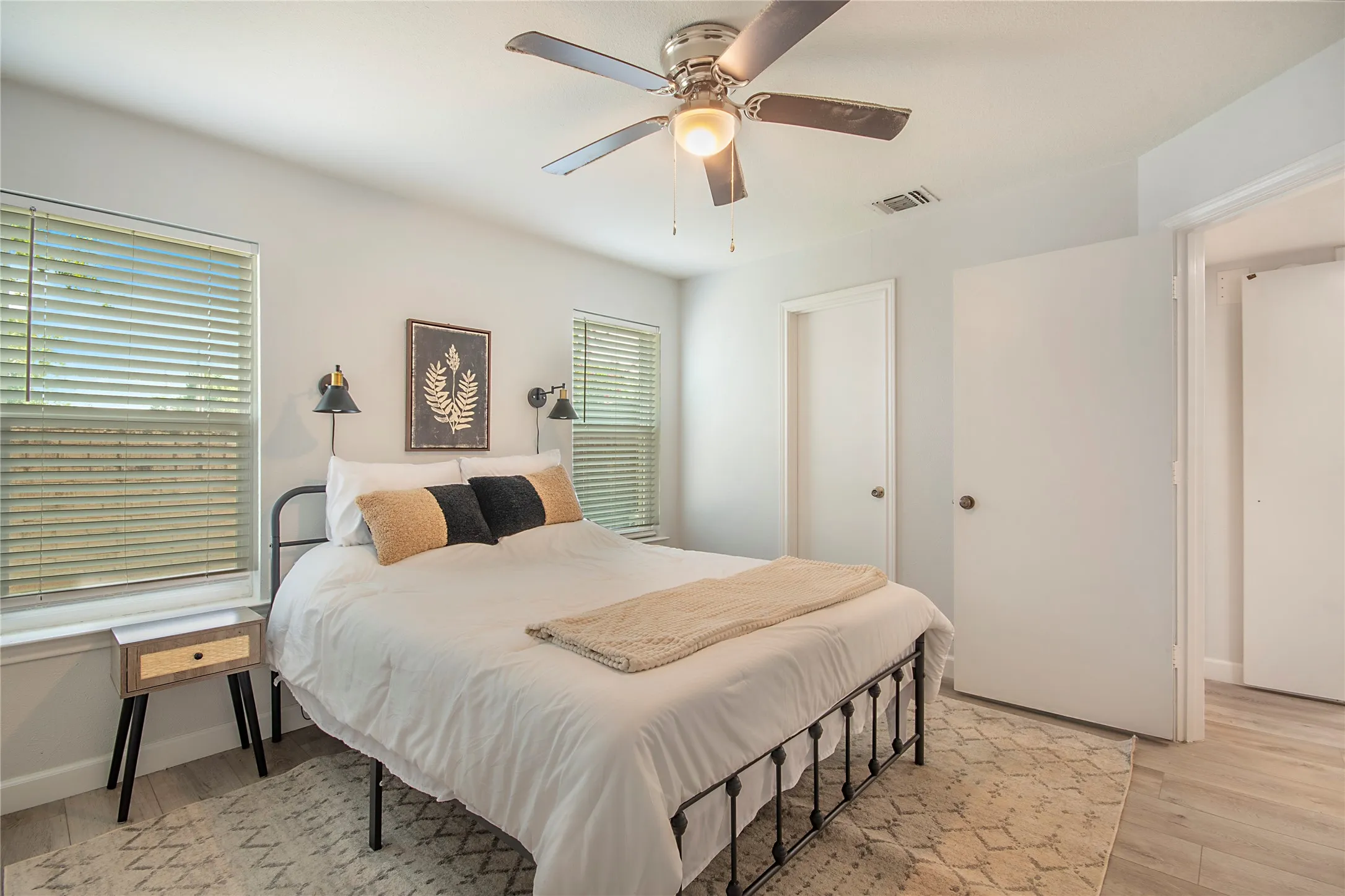 Single Family Residence For Sale in Rockwall County , 218 Saint Marys Place, Rockwall, Texas 75087, 3 Bedroom, 2 Bathroom, 1 Garage spaces, 1,161 Sqft, built in 1984, mls#21309637, Real Estate Agent in Rockwall, Homes For Sale in Rockwall county, Homes For Sale in Rockwall, Realtor in Rockwall Texas, Real Estate Brokerage Independent Realty Texas, Luminita Cordes Realtor