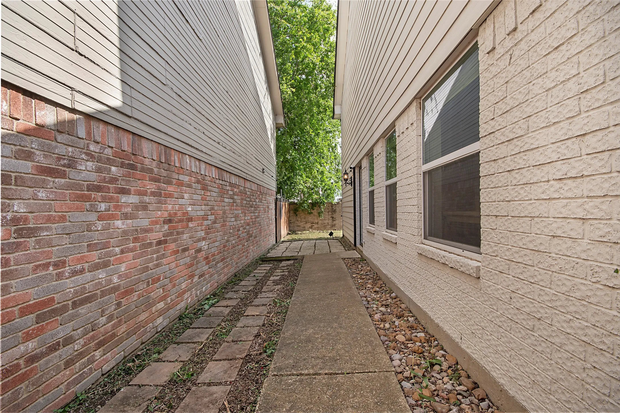 Single Family Residence For Sale in Rockwall County , 218 Saint Marys Place, Rockwall, Texas 75087, 3 Bedroom, 2 Bathroom, 1 Garage spaces, 1,161 Sqft, built in 1984, mls#21309637, Real Estate Agent in Rockwall, Homes For Sale in Rockwall county, Homes For Sale in Rockwall, Realtor in Rockwall Texas, Real Estate Brokerage Independent Realty Texas, Luminita Cordes Realtor