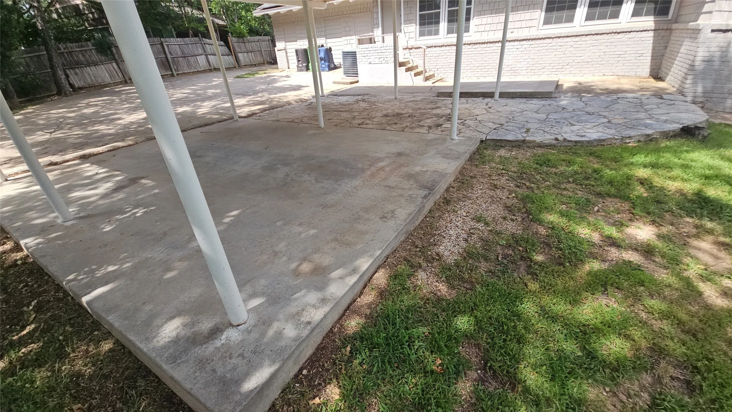 Single Family Residence For Sale in Tarrant County , 1712 Yolanda Drive, Fort Worth, Texas 76112, 3 Bedroom, 3 Bathroom, Garage spaces, 2,468 Sqft, built in 1953, mls#21309276, Real Estate Agent in Fort Worth, Homes For Sale in Tarrant county, Homes For Sale in Fort Worth, Realtor in Fort Worth Texas, Real Estate Brokerage Independent Realty Texas, Luminita Cordes Realtor